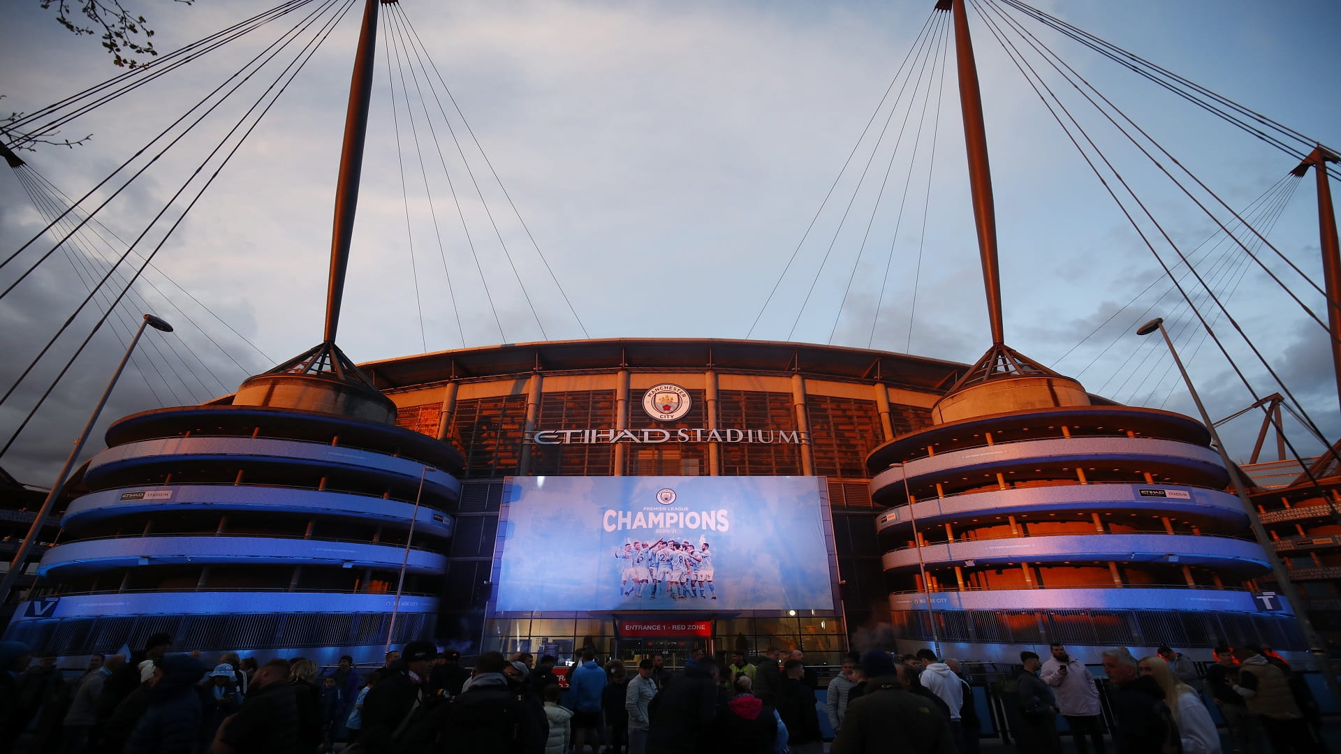 Image for the title: Man City crowned champions as Leicester win at Man United 