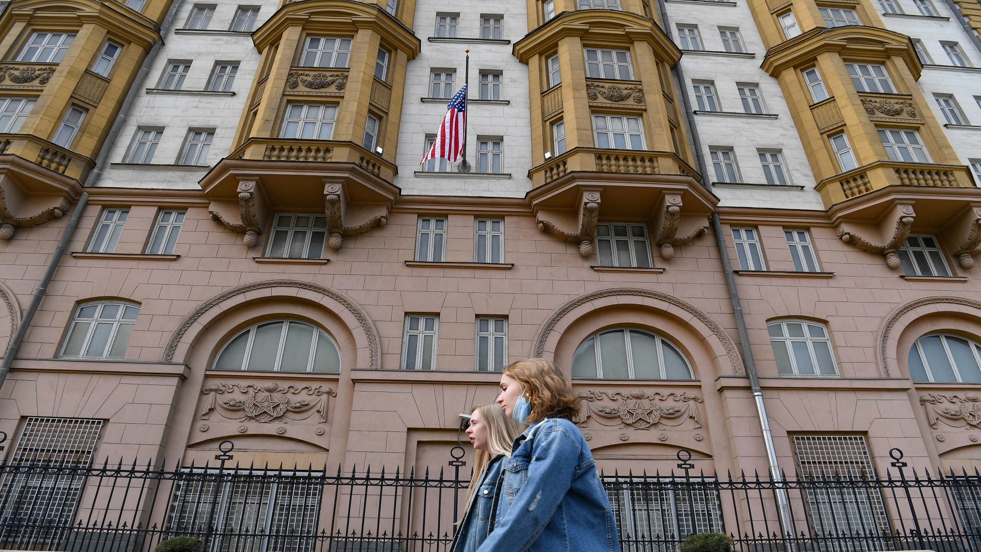 Image for the title: US halts consular services in Russia after diplomatic row 