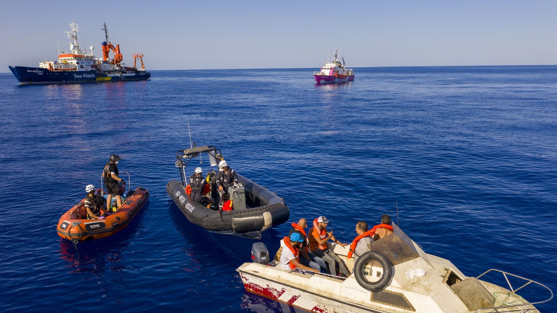 Image for the title: At least 17 migrants drown in shipwreck off Tunis 