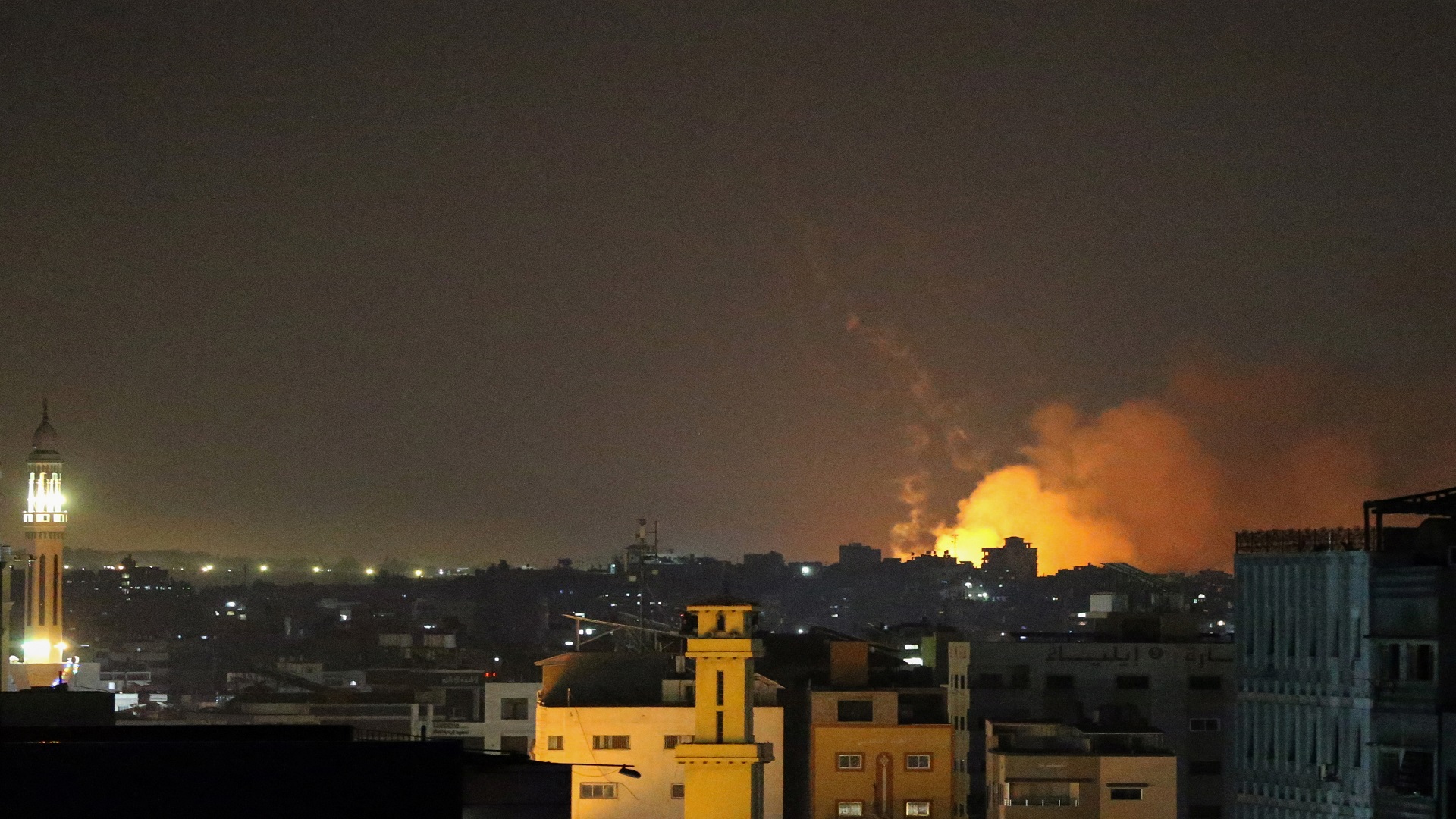 صورة بعنوان: إسرائيل تطلق نيران مدفعيتها على غزة وسط غارات فلسطين الصاروخية  