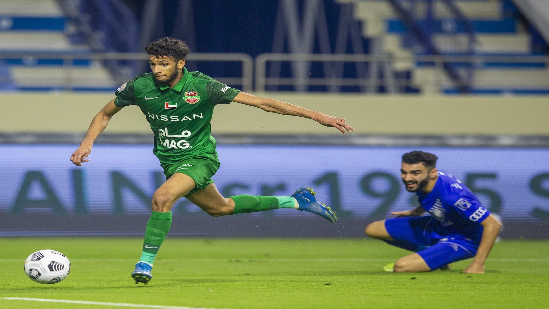 صورة بعنوان: الجماهير تزين نهائي كأس رئيس الدولة بين شباب الأهلي والنصر 