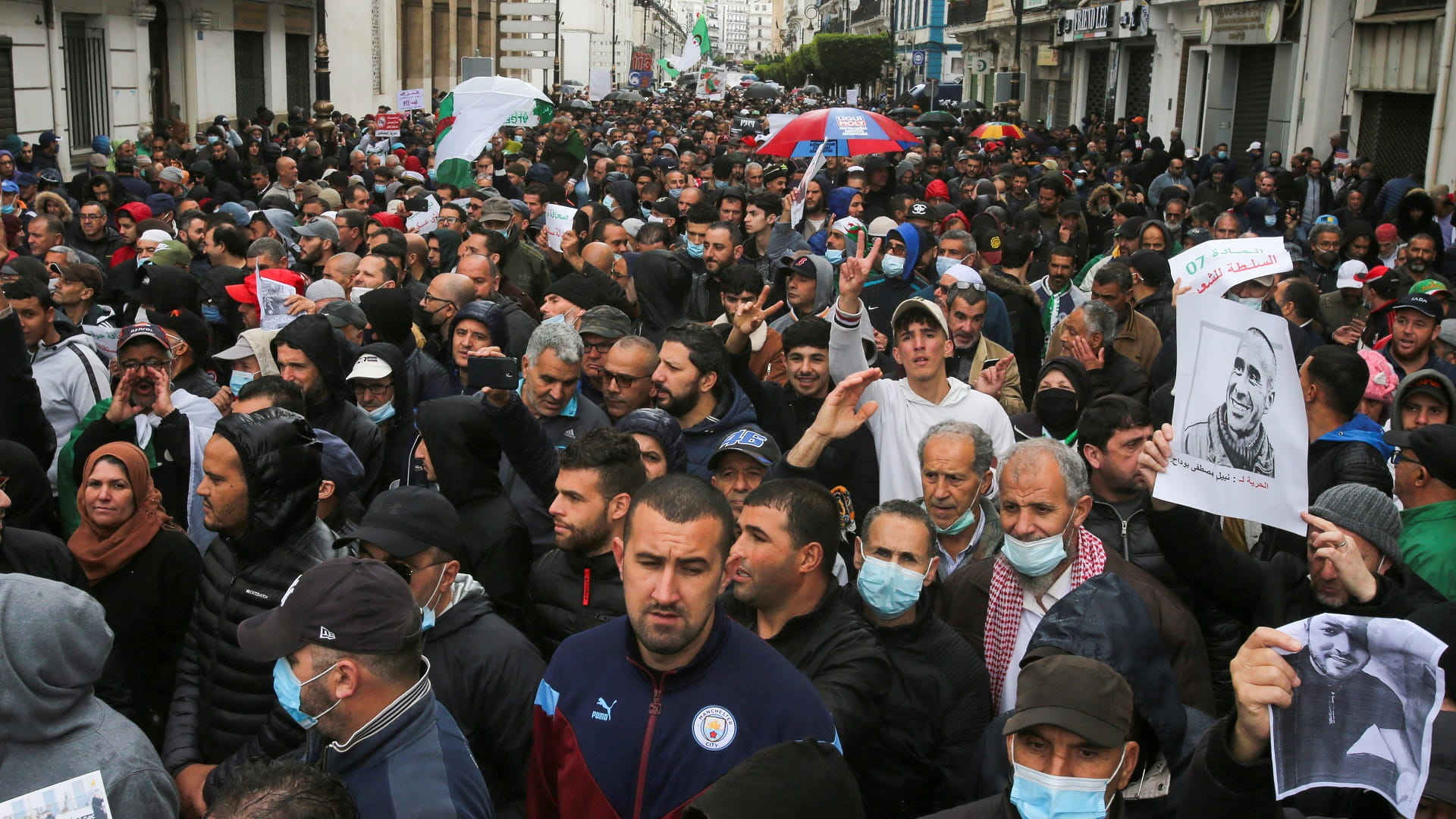 صورة بعنوان: الشرطة الجزائرية تنتشر بكثافة لمنع الاحتجاجات الأسبوعية بالعاصمة 