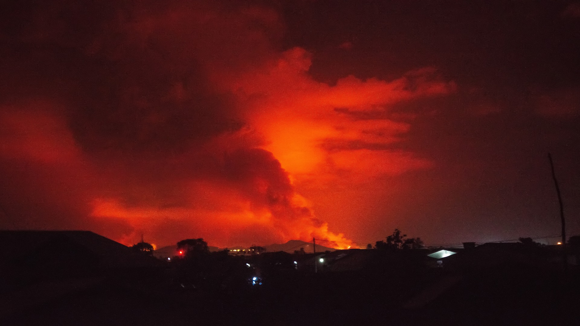 Image for the title: Volcano erupts in eastern Congo, thousands flee Goma 