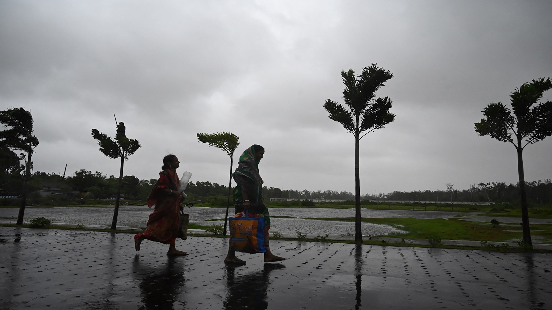 Image for the title: Cyclone batters eastern India, 1.2 million seek shelter 