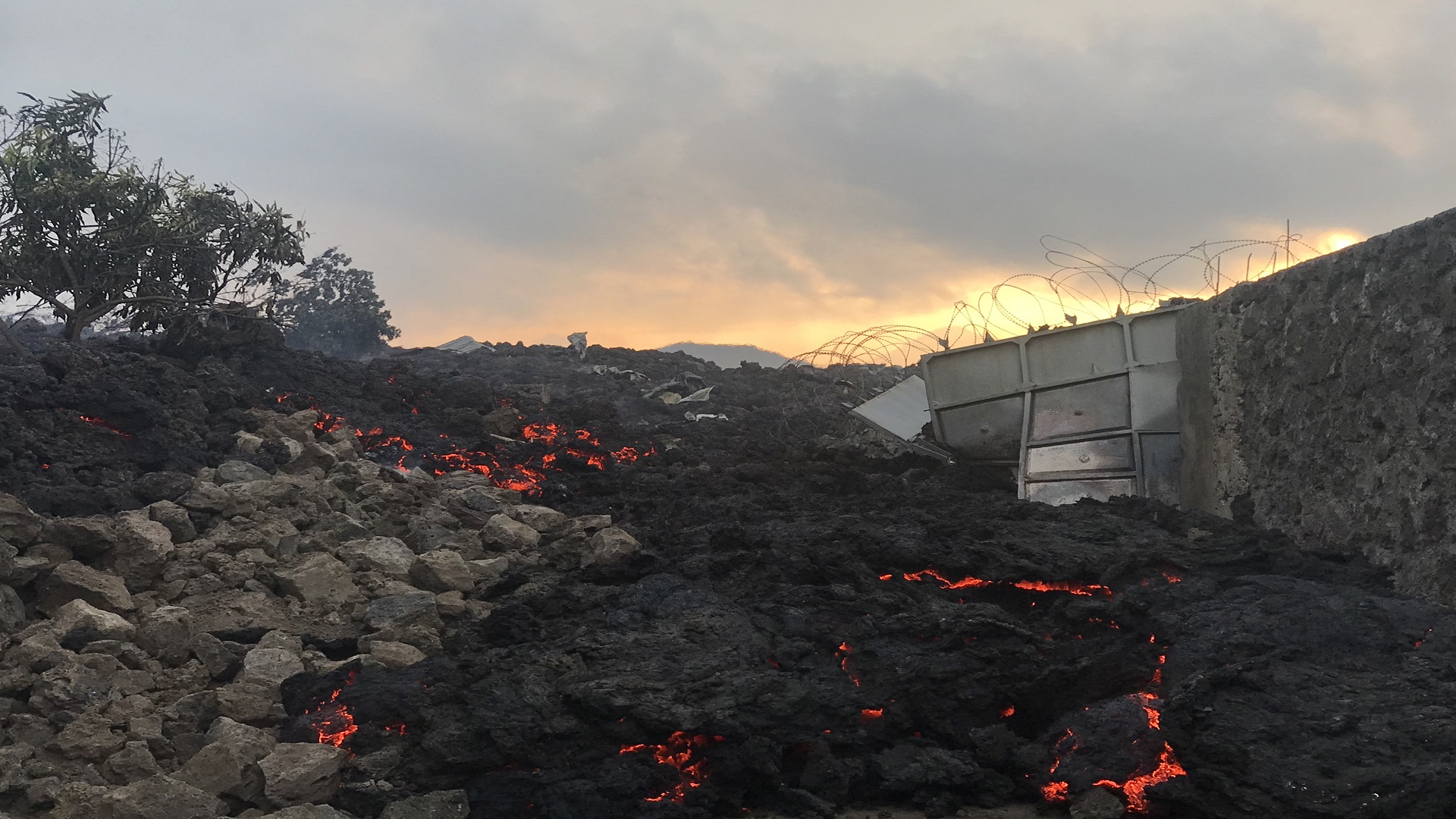 Image for the title: Volcano warning sparks evacuation order, exodus in DR Congo 