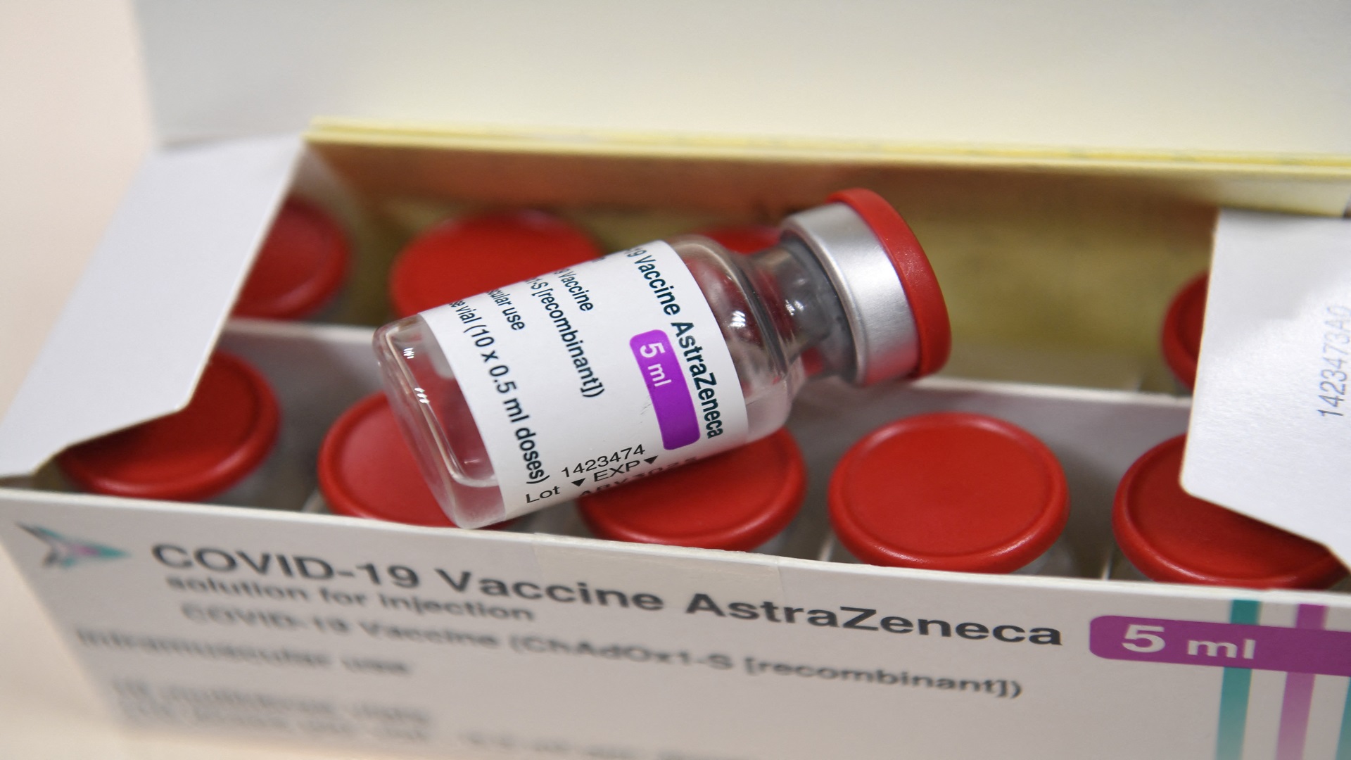 Image for the title: Canada extends shelf life of AstraZeneca jab by 1 month 