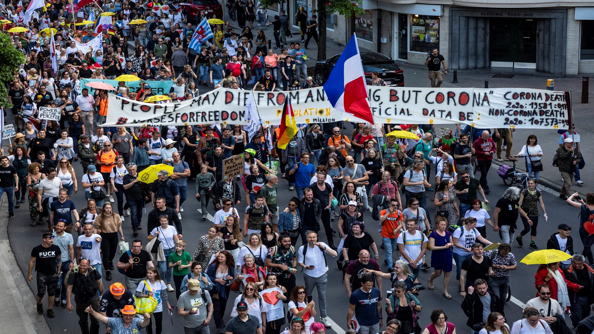 Image for the title: Hundreds protest coronavirus curbs in Brussels 