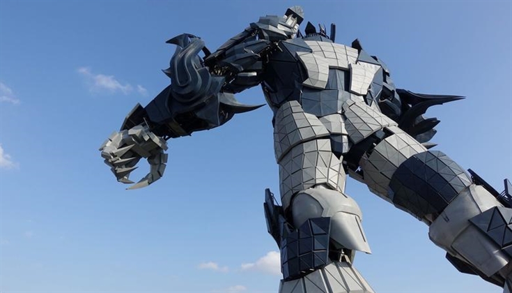 giant-robot-moving-in-japan-harbour-entrances-millions-on-twitter-1 