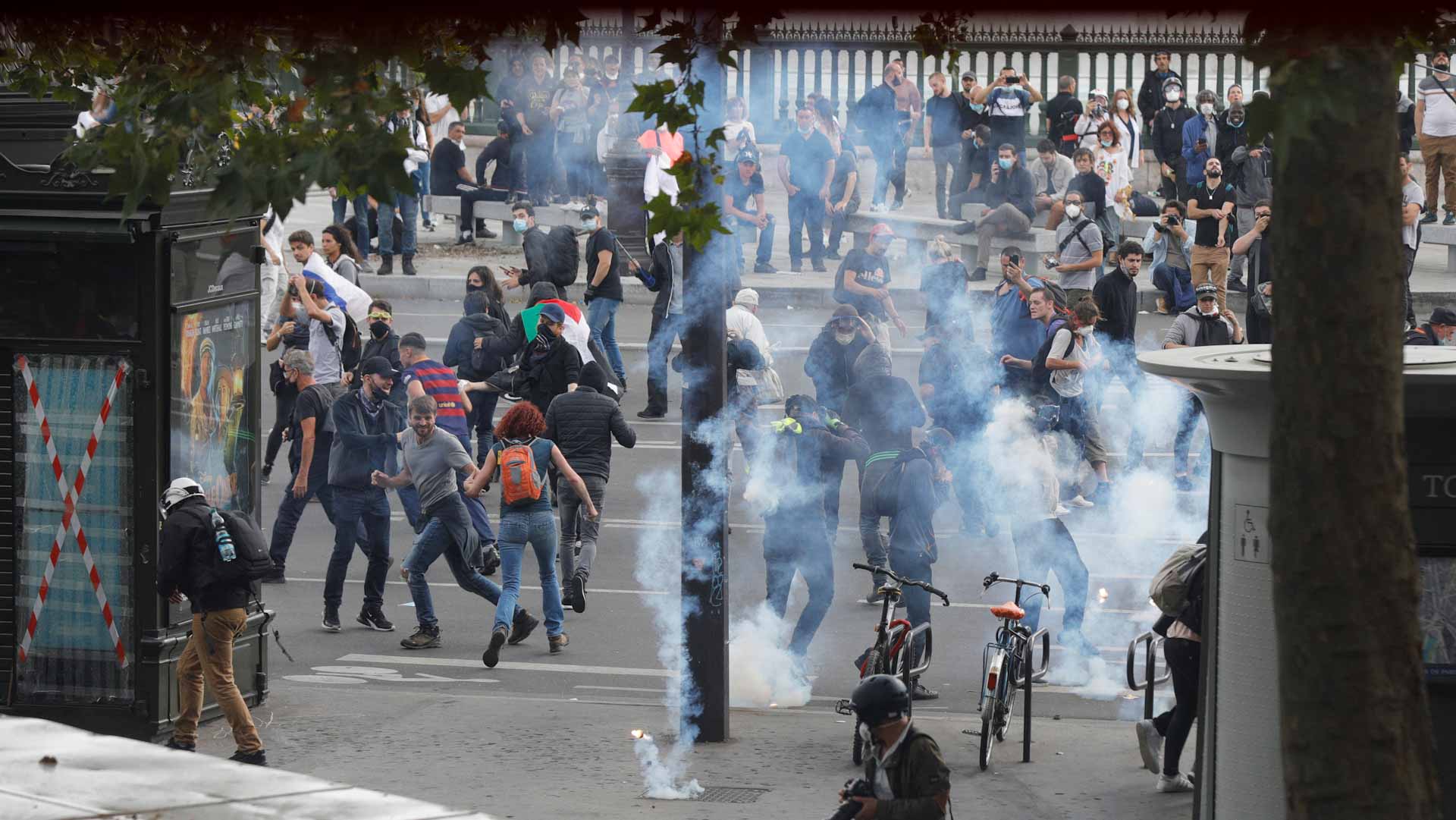 Image for the title: Thousands protest against COVID-19 health pass in France 