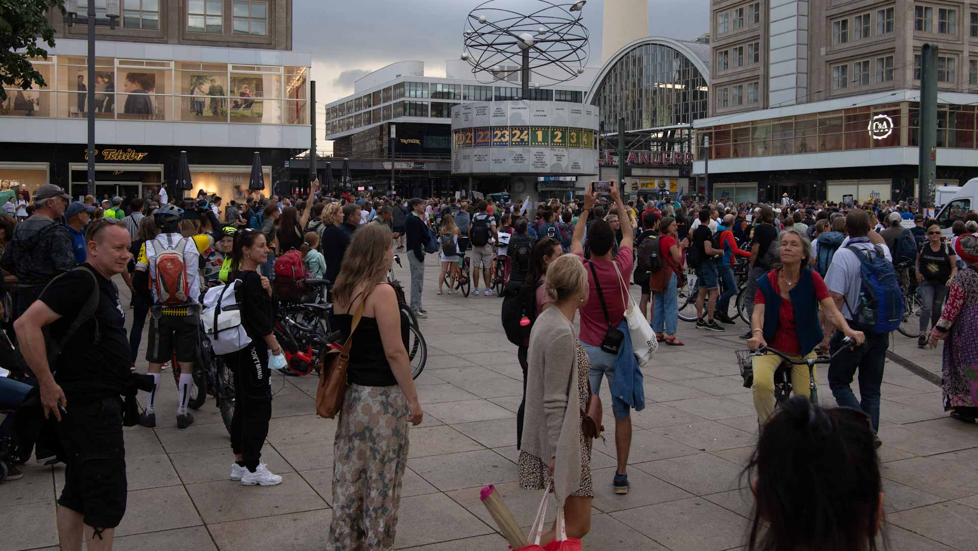 Image for the title: Scuffles in Berlin as Covid sceptics defy protest ban 