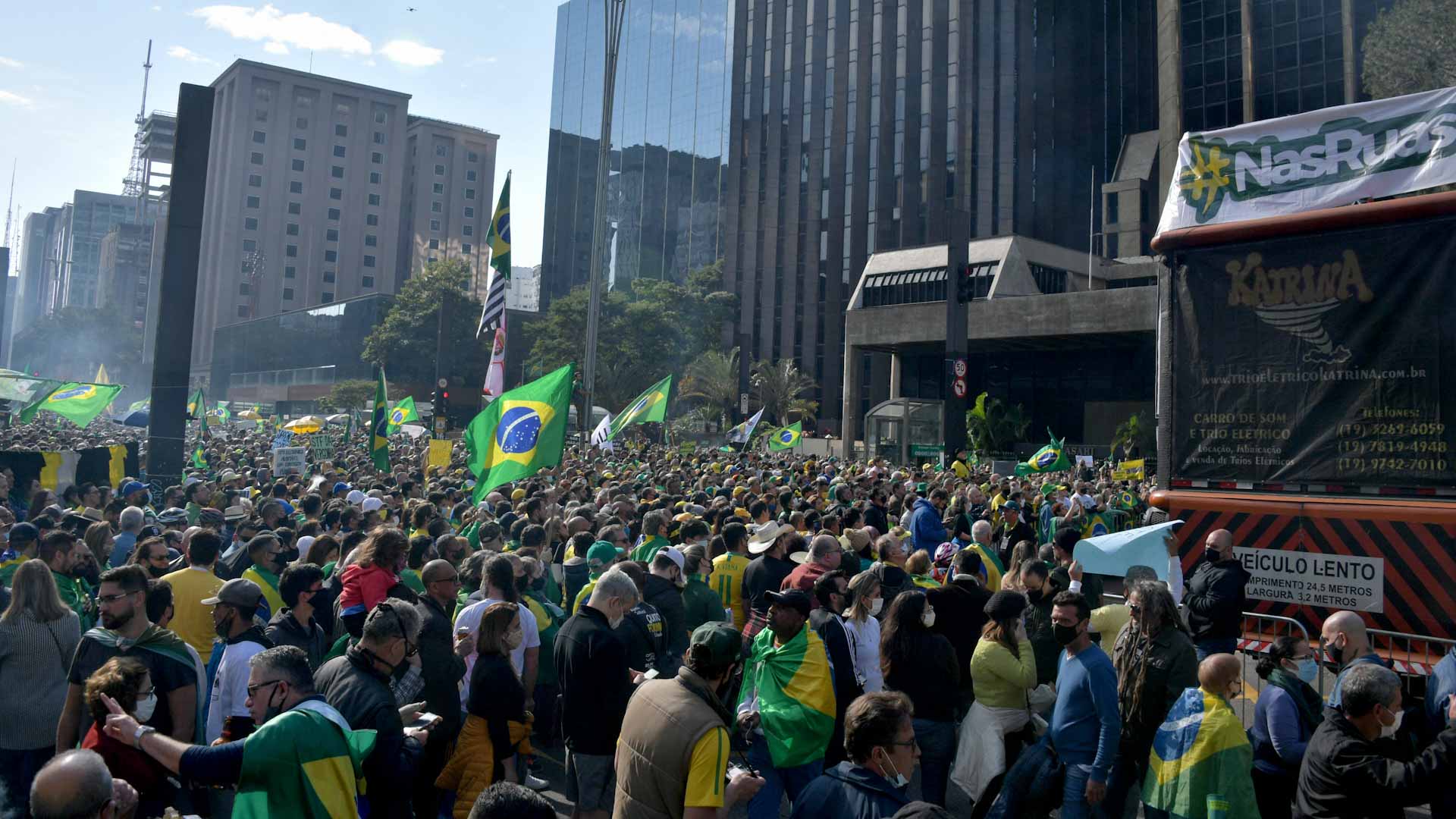 Image for the title: Thousands take part in pro-Bolsonaro rallies in Brazil 