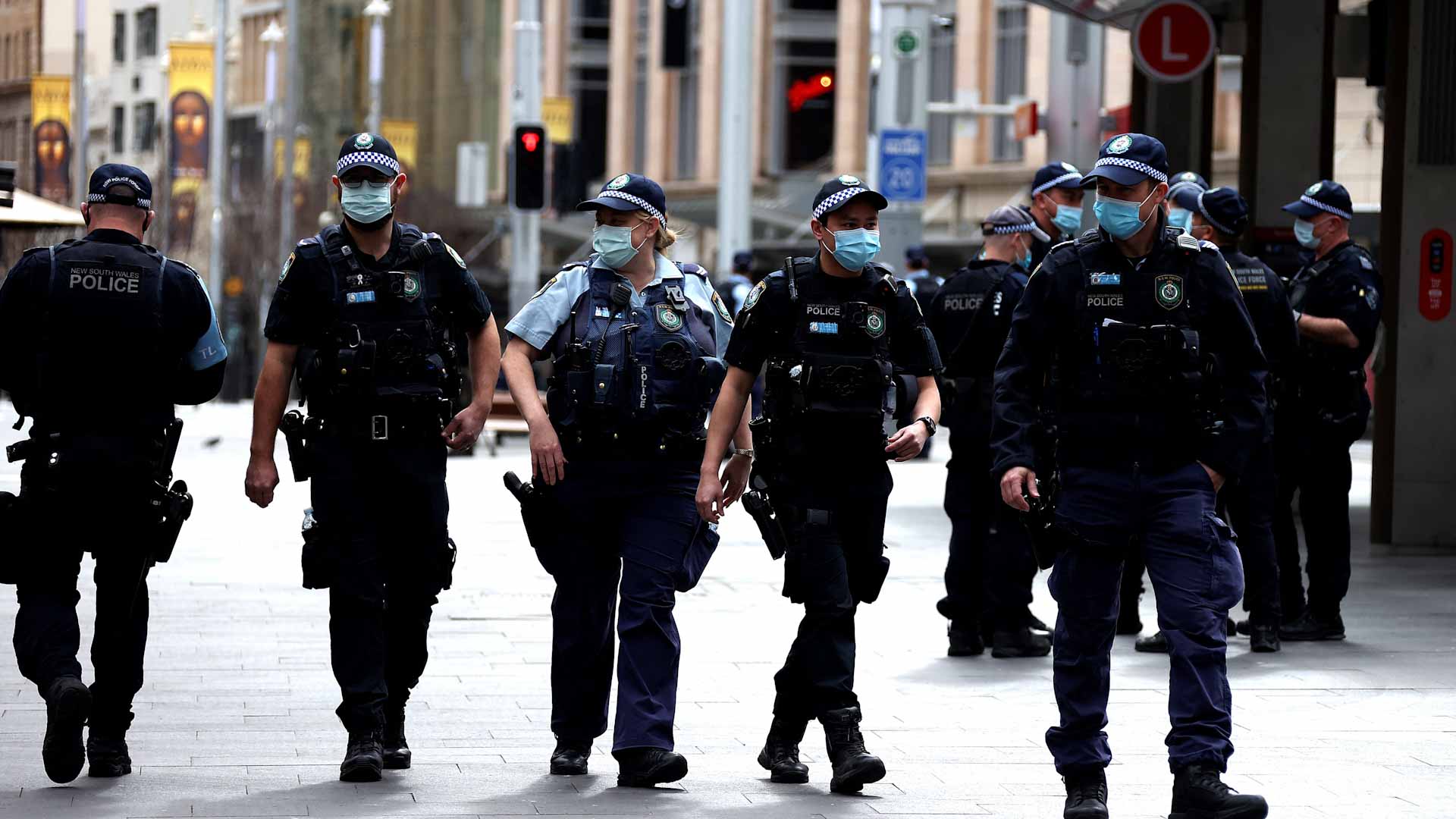 Image for the title: Army patrols Sydney streets as Brisbane extends COVID-19 lockdown 