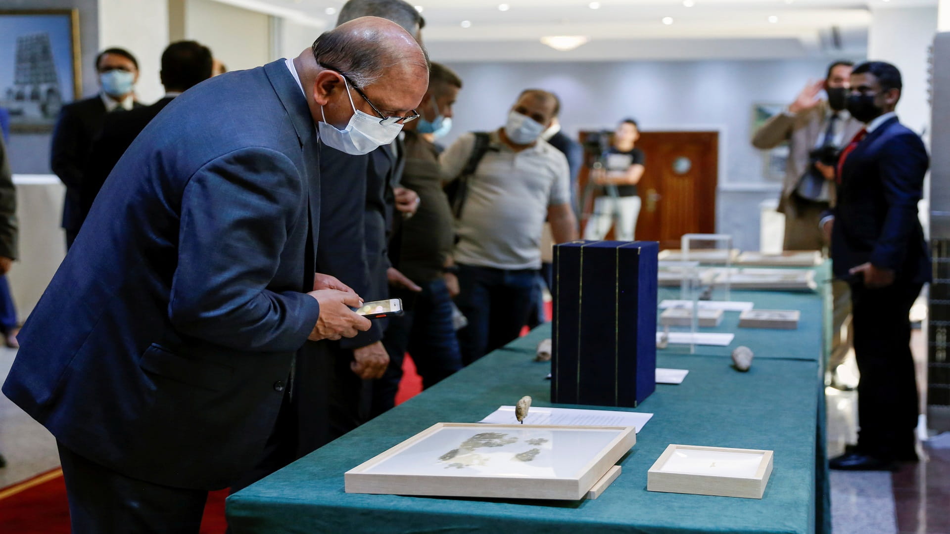 Image for the title: Iraqi ministers attend handover ceremony of looted antiquities 