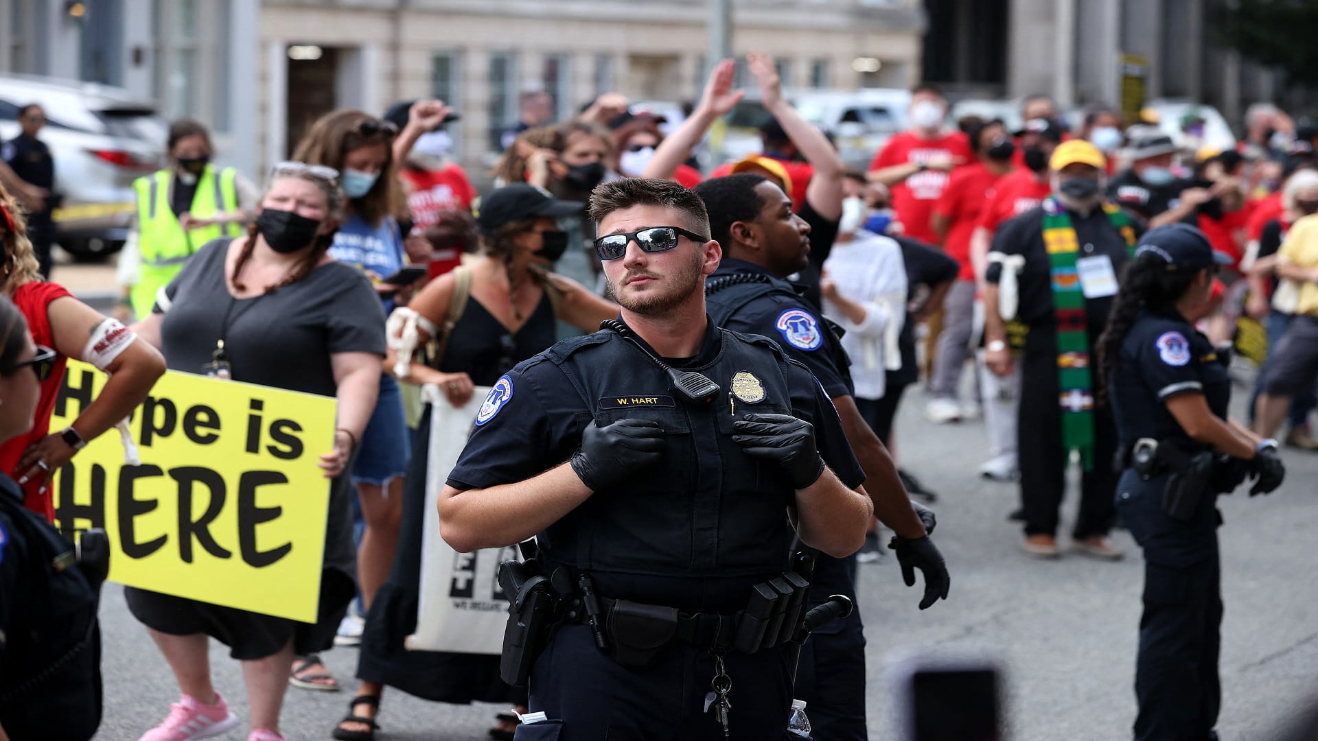 صورة بعنوان: انتحار 4 رجال أمن ممن تعاملوا مع هجوم مبنى الكابيتول في يناير 