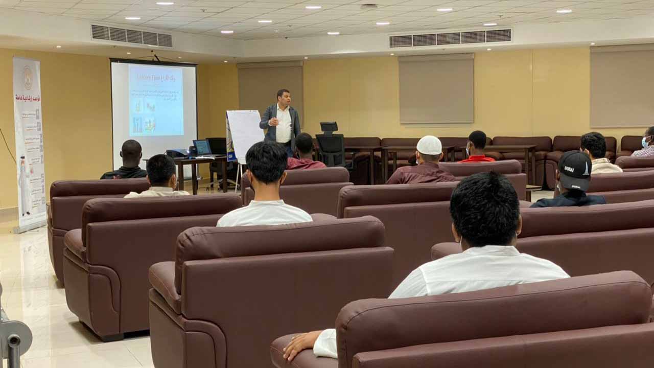 Image for the title: AQU educates students on summer vacation investment opportunities 