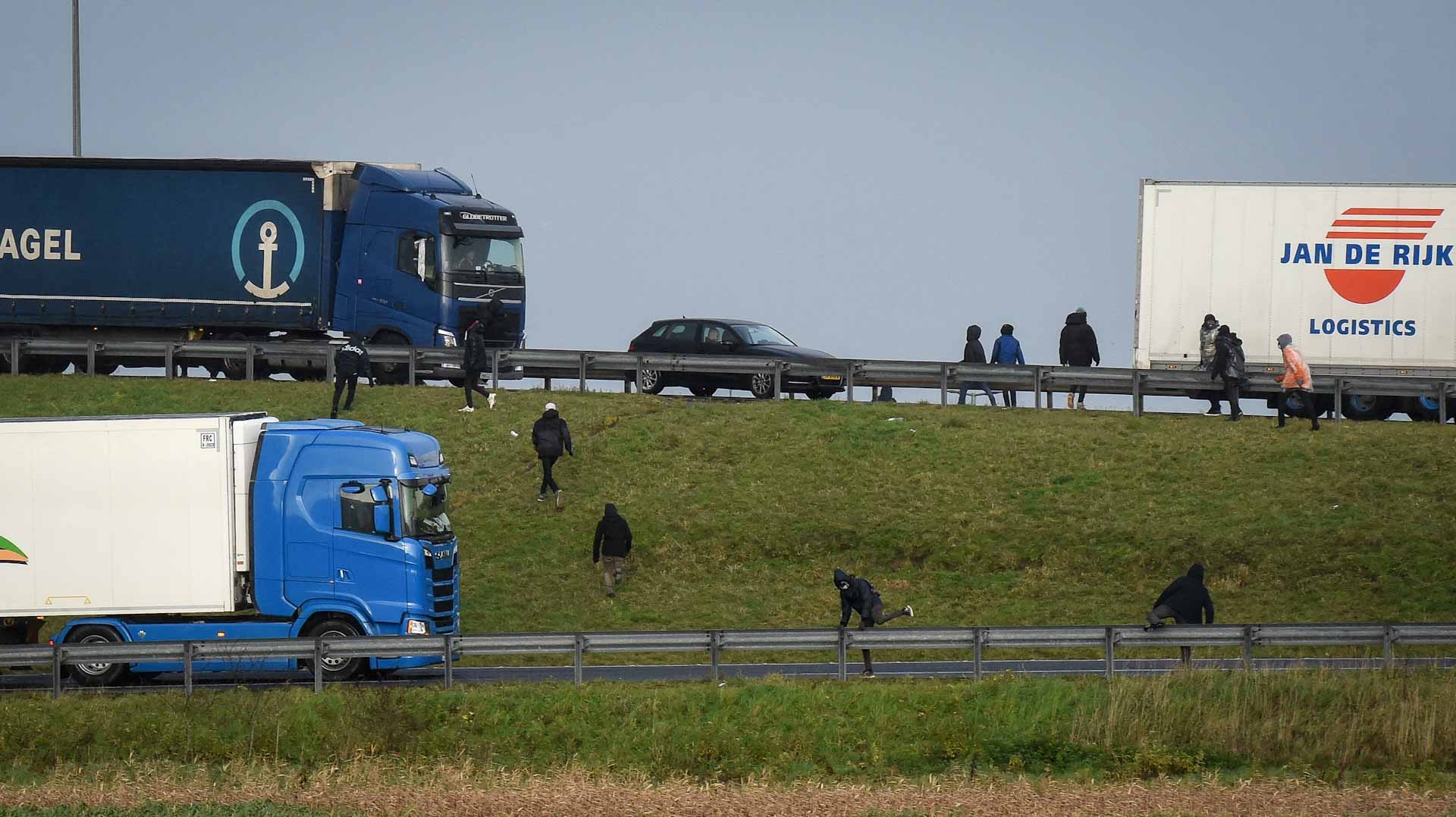 Image for the title: At least 10 dead in road Texas crash near Mexico border 