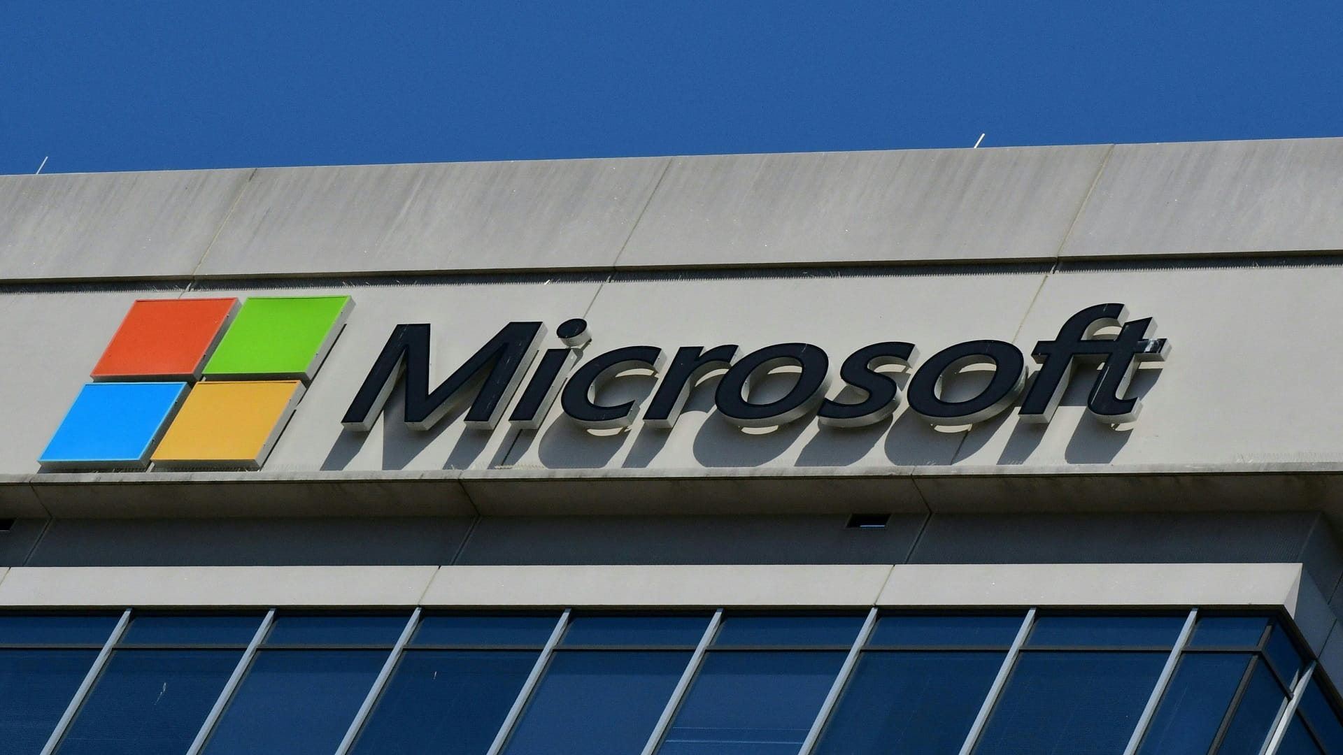 Image for the title: Microsoft requires vaccinations for workers 