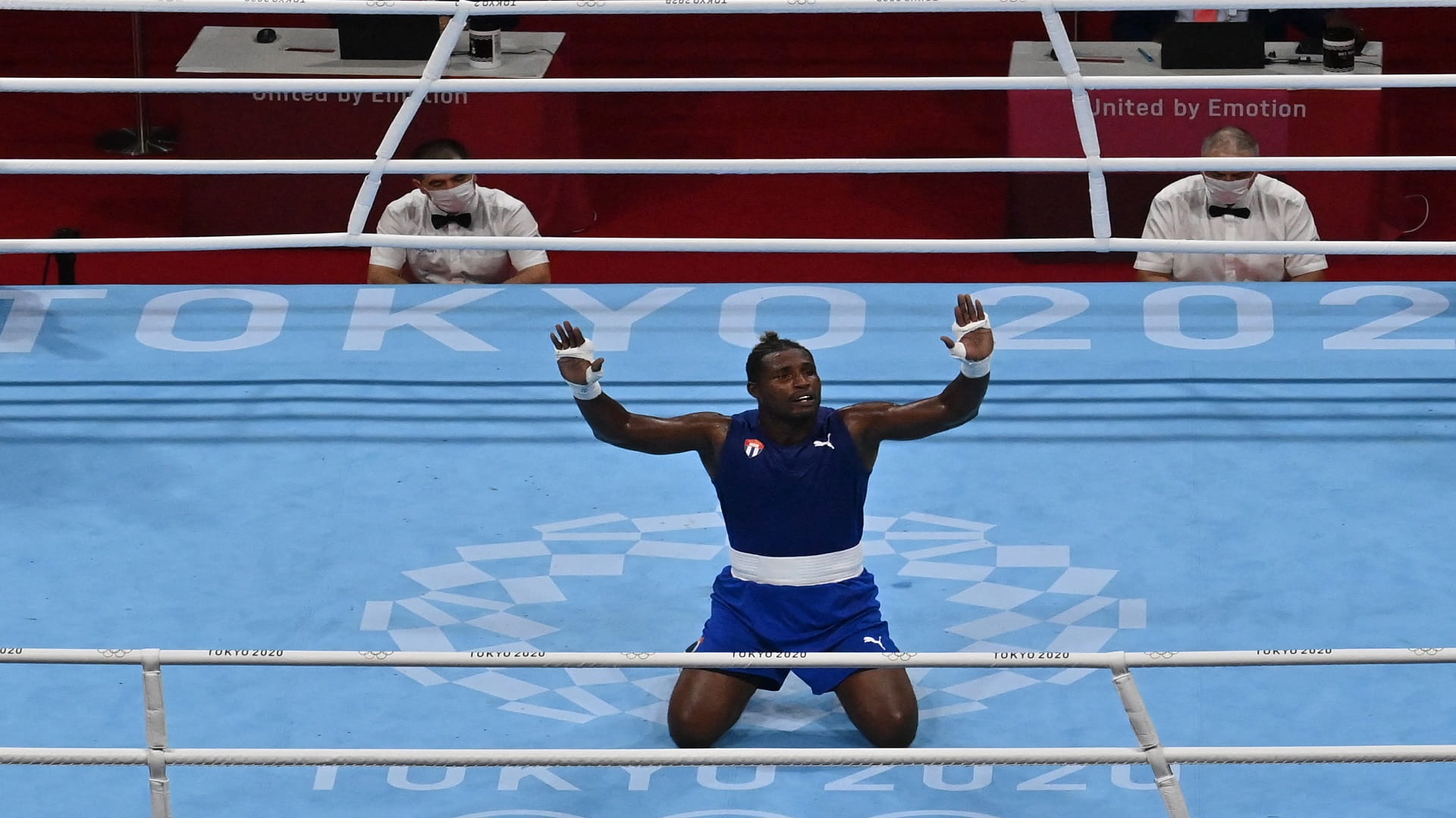 Image for the title: Cuba's La Cruz wins men's heavyweight gold medal 