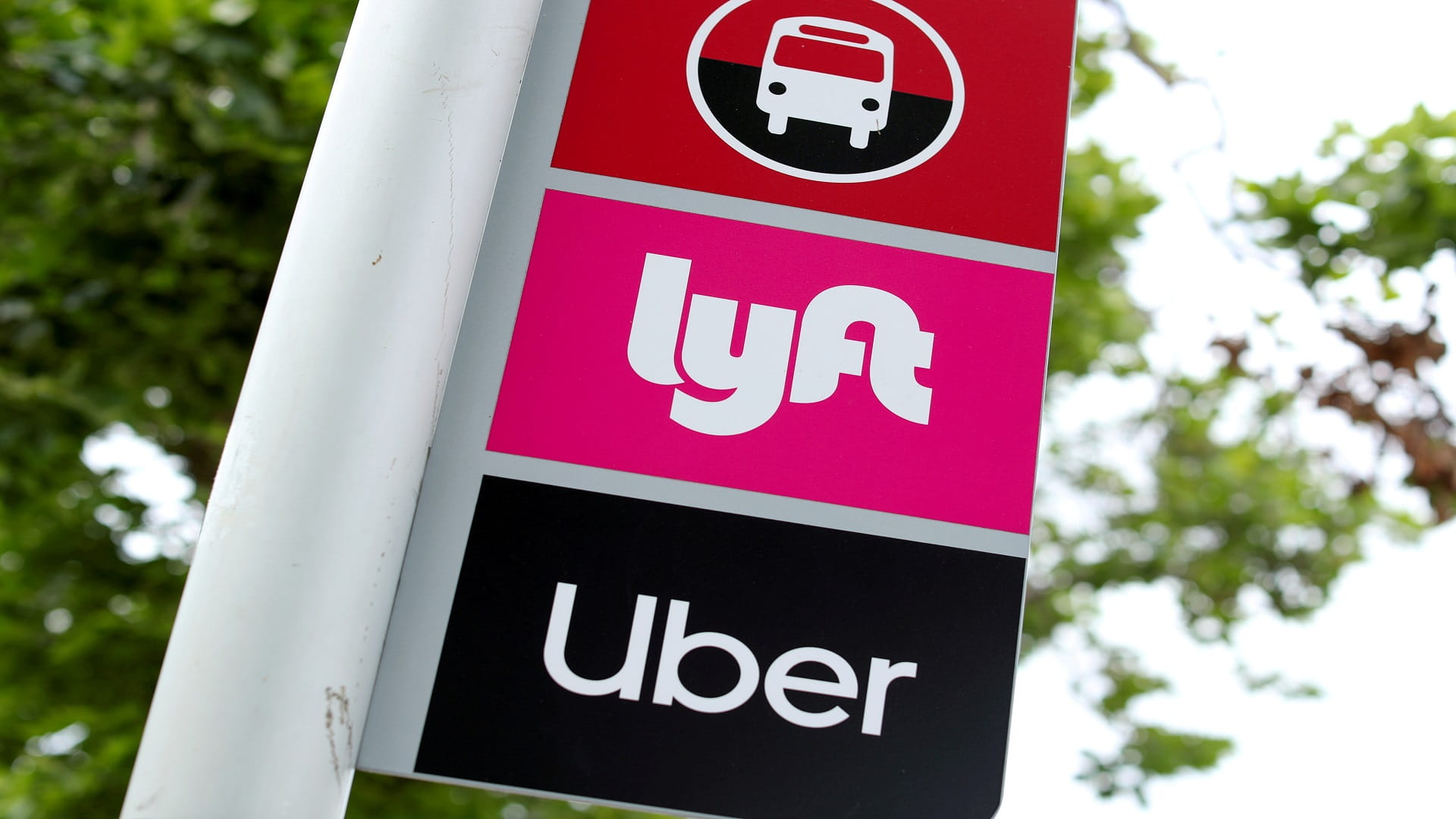 Image for the title: Uber, Lyft take different spending routes in race to add drivers 