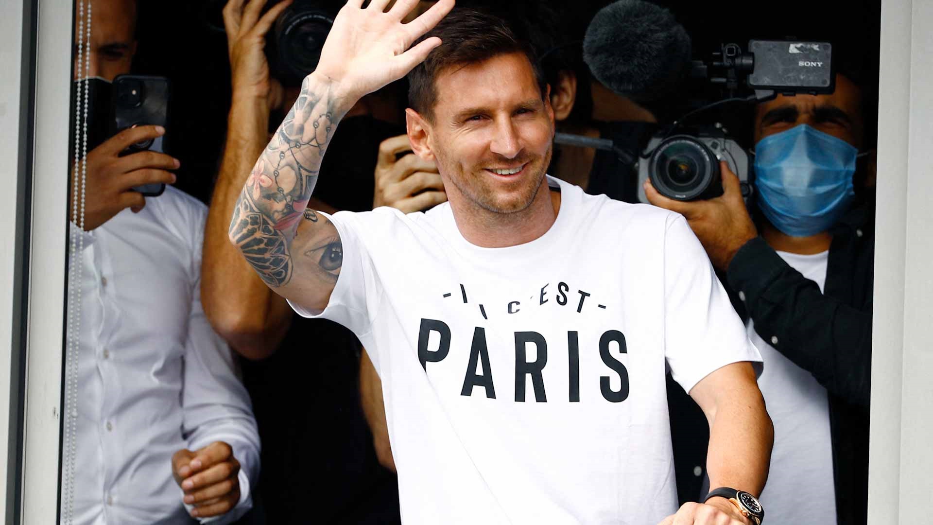 Image for the title: PSG set to complete signing of Messi 