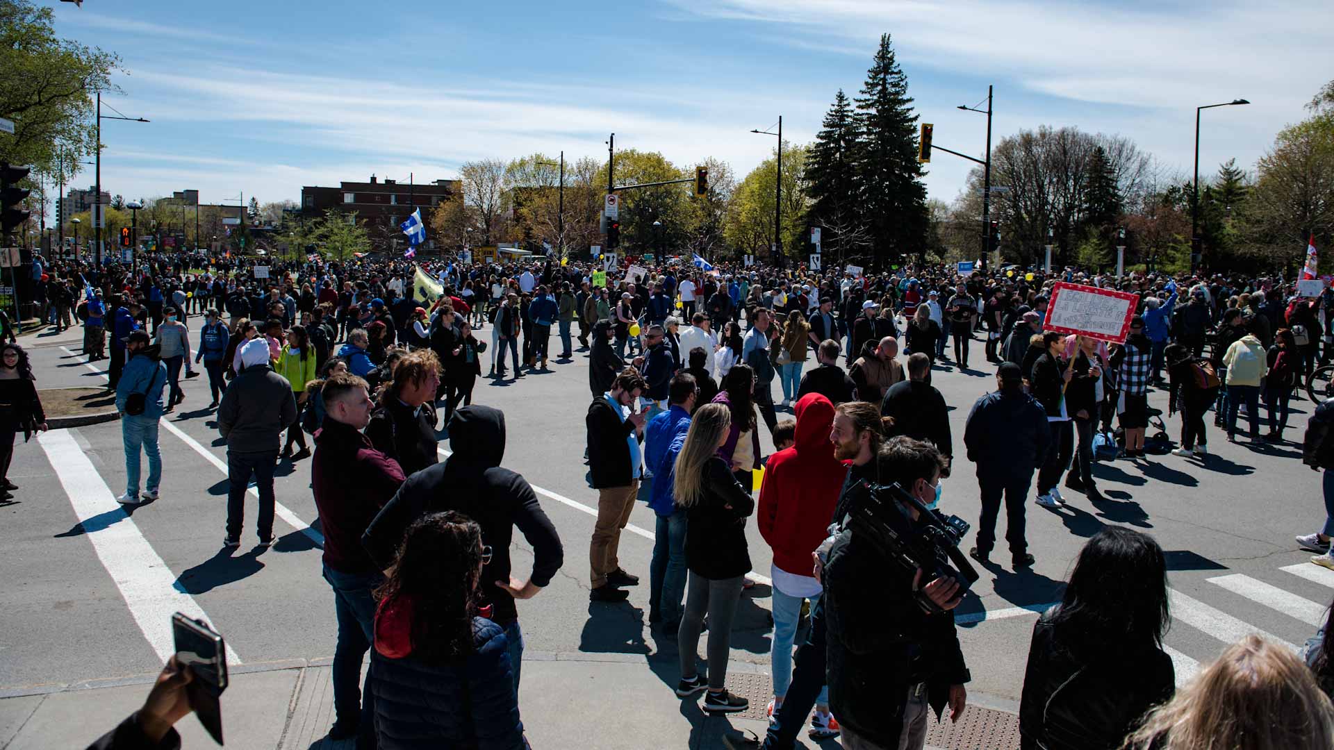 Image for the title: Thousands demonstrate in Montreal against Covid vaccine passport 