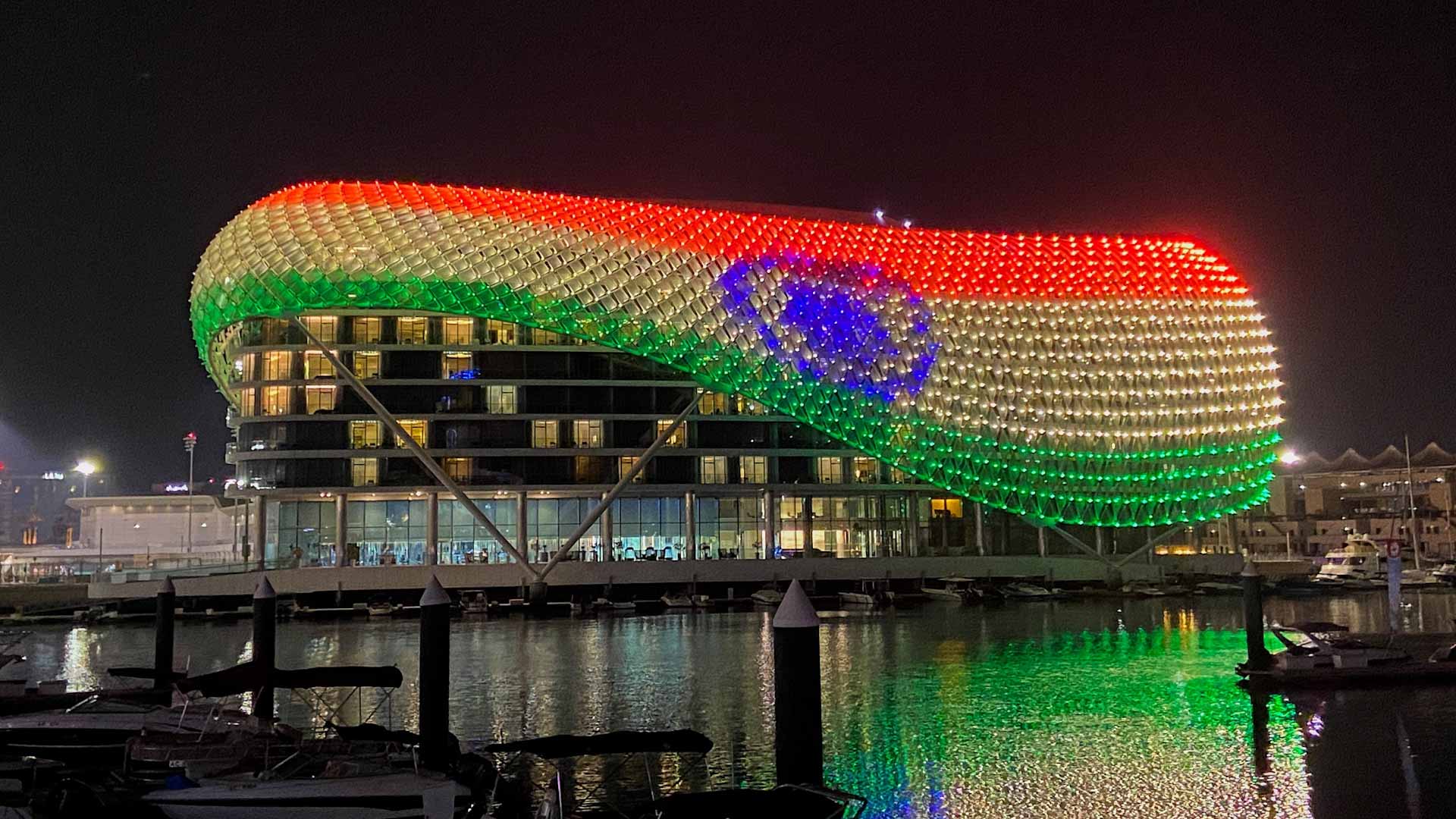 صورة بعنوان: جزيرة ياس تضيء معالمها بألوان العلم الهندي  