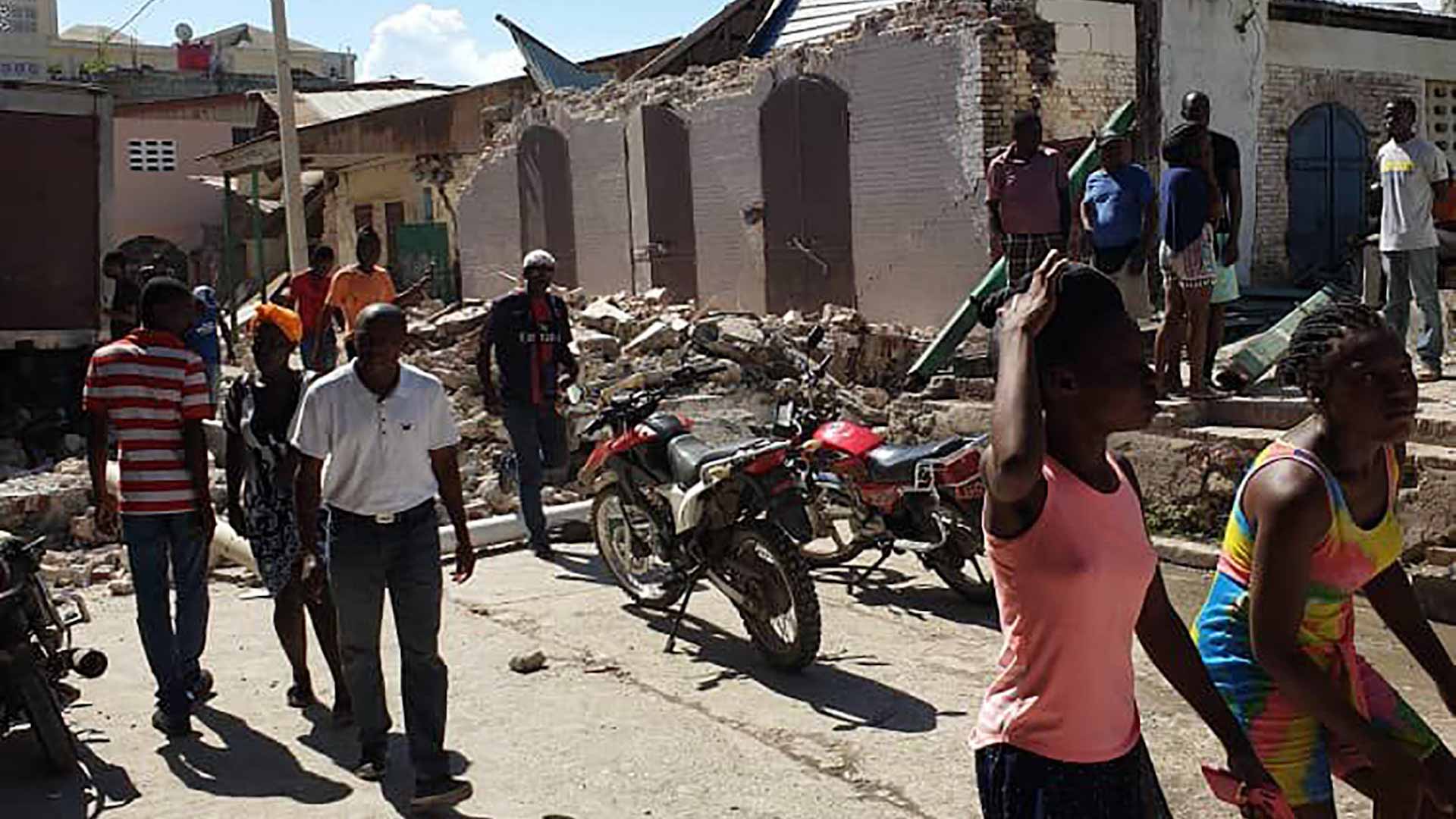 Image for the title: Quake kills 304 in Haiti, worsening Caribbean nation's plight 