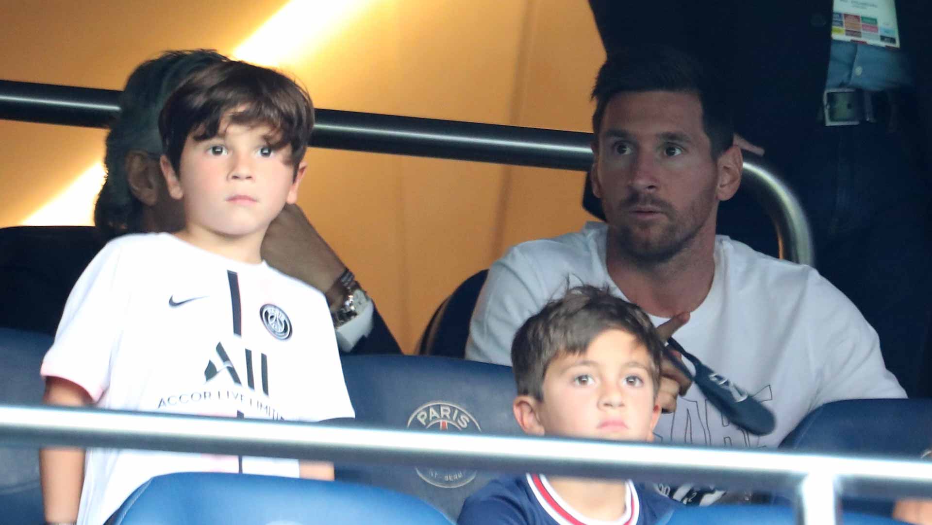 Image for the title: Messi watches on as PSG make hard work of beating Strasbourg 