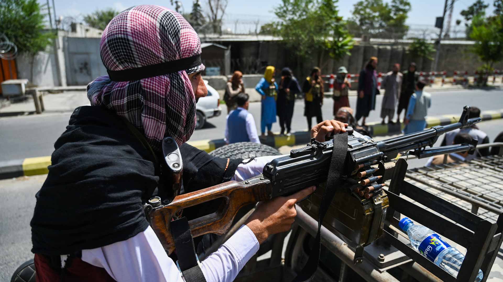 صورة بعنوان: طالبان تبدأ جمع الأسلحة من المدنيين في كابول 