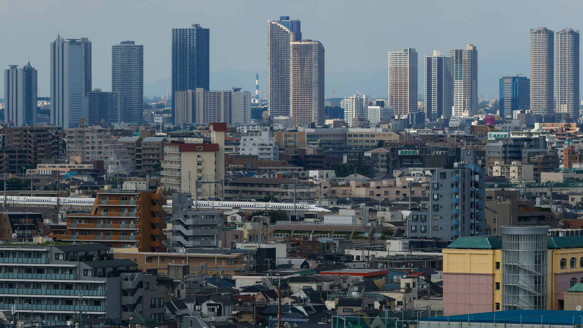 Image for the title: Japan's economy rebounds in Q2, COVID clouds outlook 