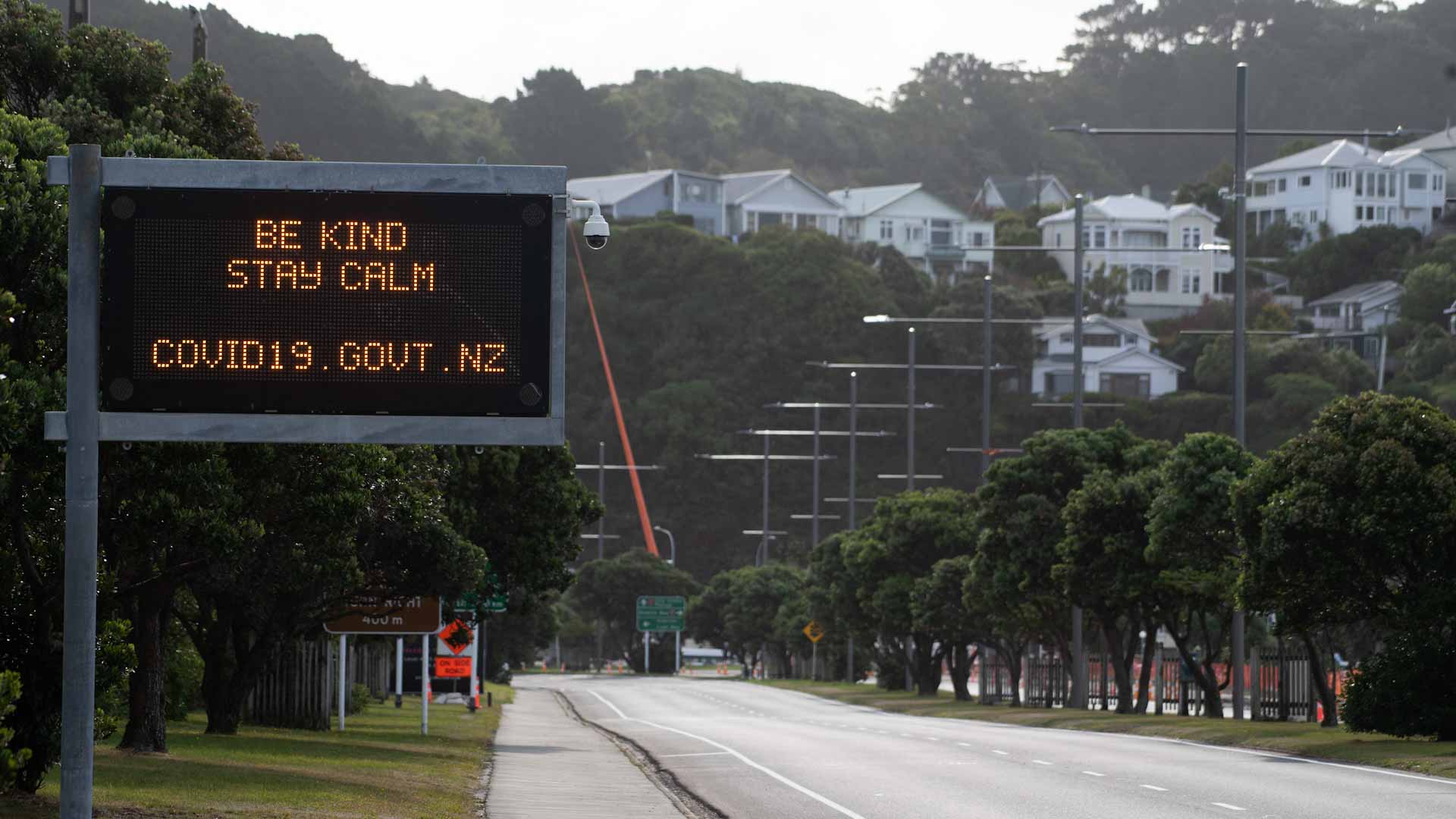 Image for the title: New Zealanders begin life in lockdown, Delta cases edge up 