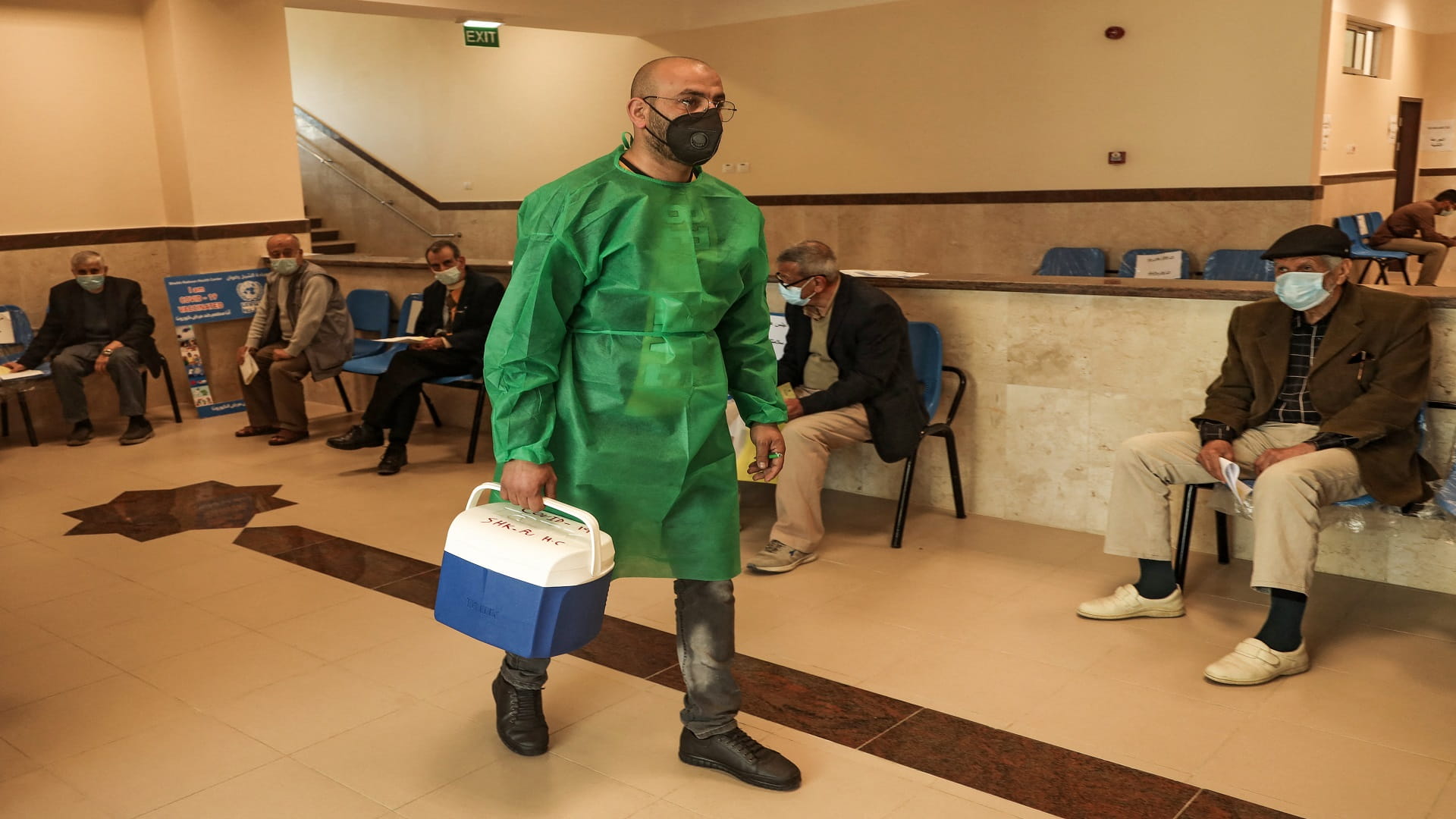 Image for the title: Palestine logs 962 new virus-related cases, single death 