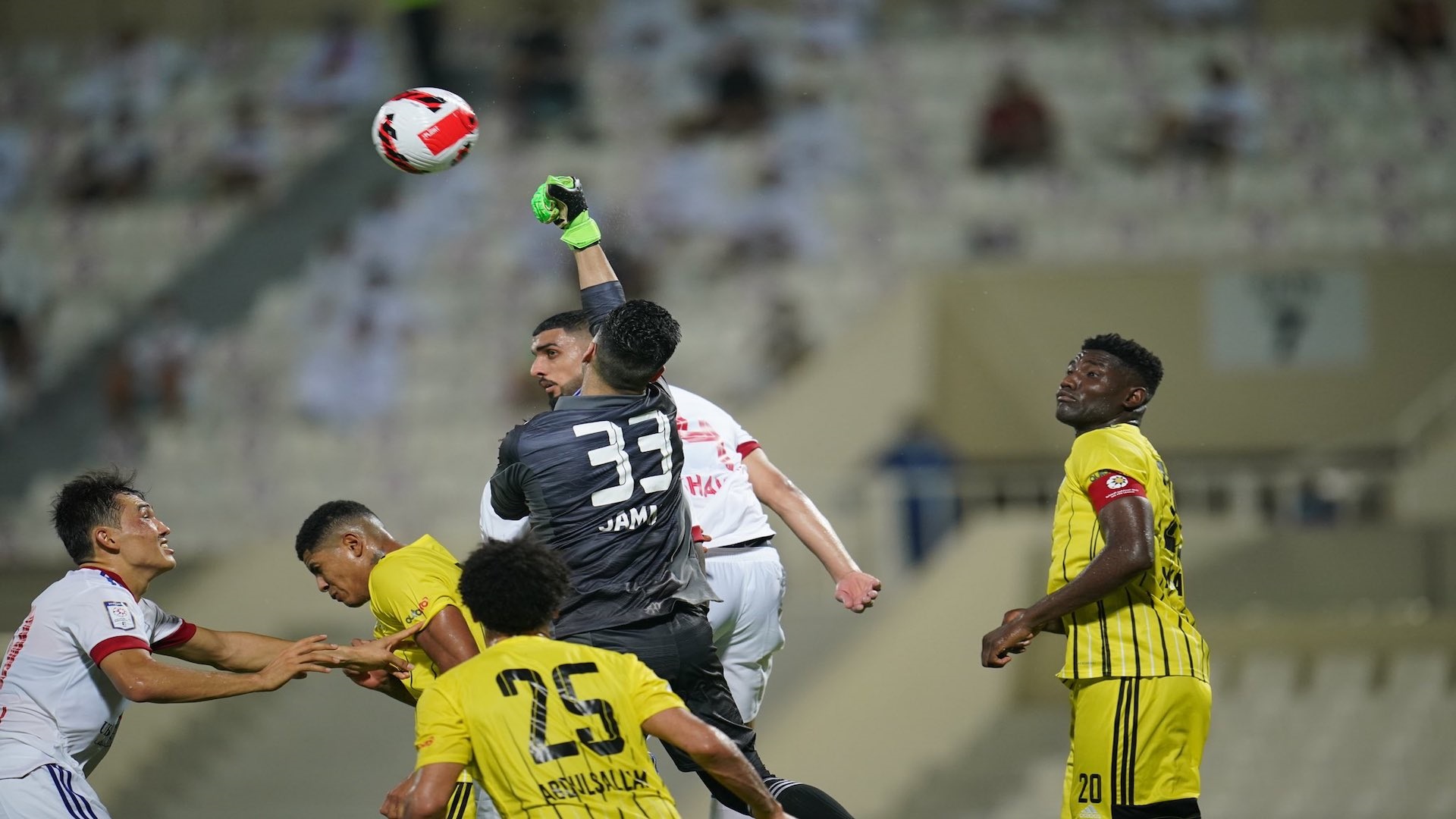 صورة بعنوان: في دوري أدنوك.. برنارد يقود الشارقة للفوز على كلباء بهدف قاتل 