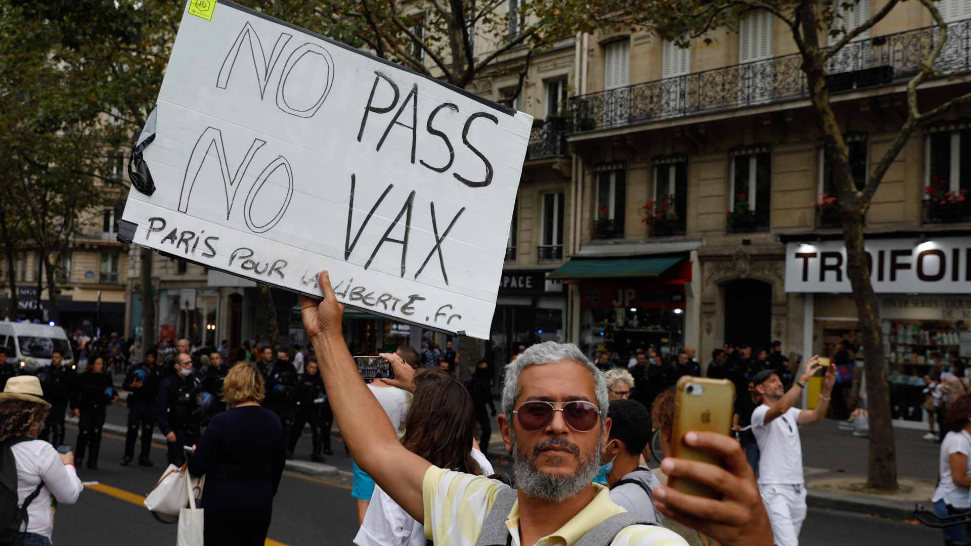 Image for the title: France protesters demonstrate against COVID pass in 6th weekend 