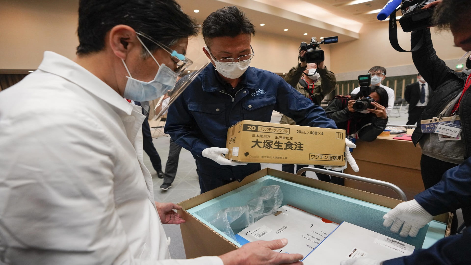 Image for the title: Japan asks Tokyo hospitals to accept more COVID-19 patients 