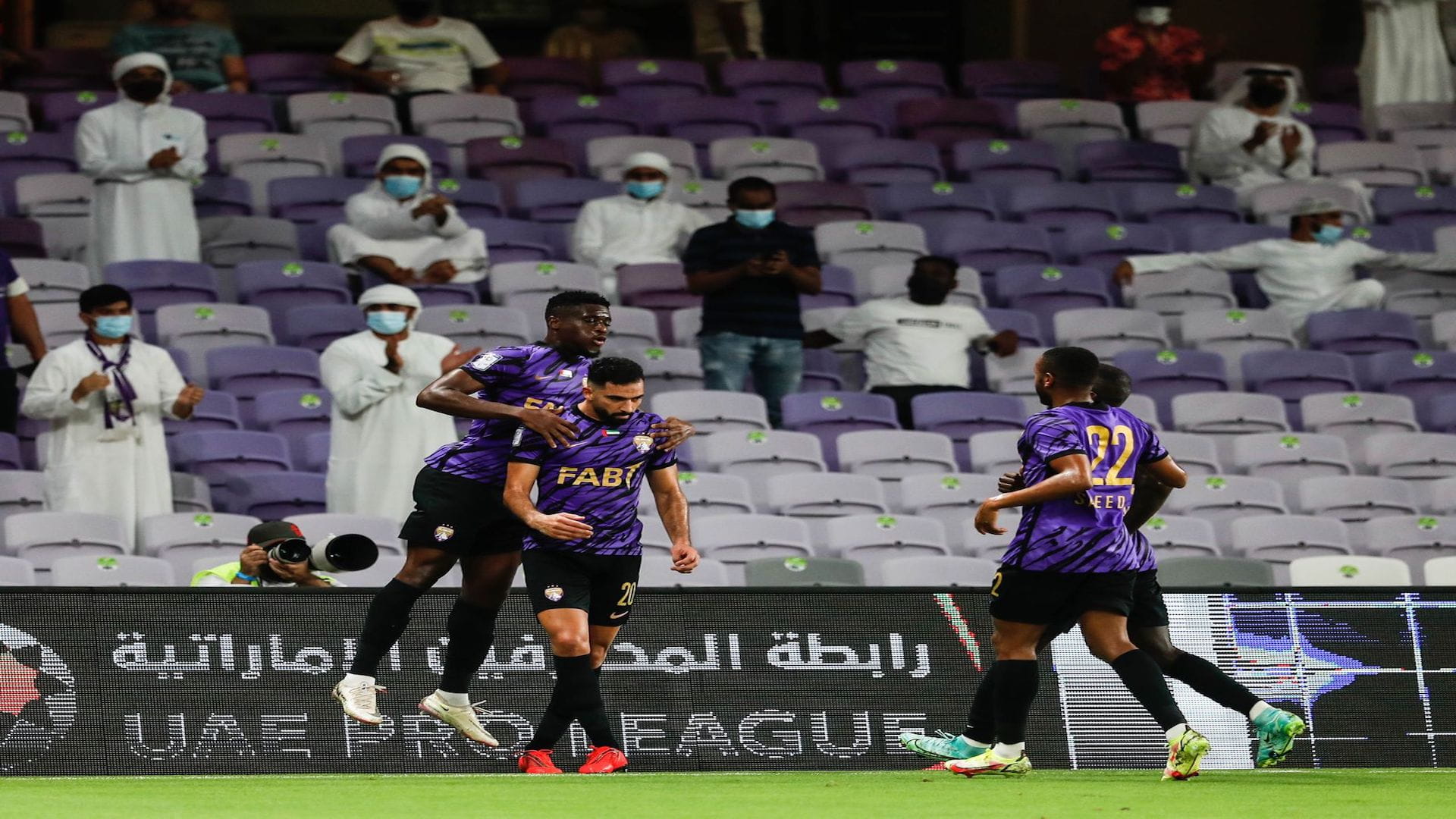 صورة بعنوان: العين يعبر الإمارات بثنائية في دوري أدنوك للمحترفين 