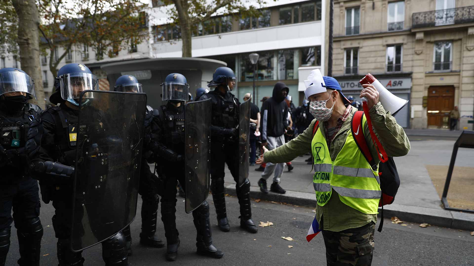 Image for the title: 160,000 protest in France against Covid rules 