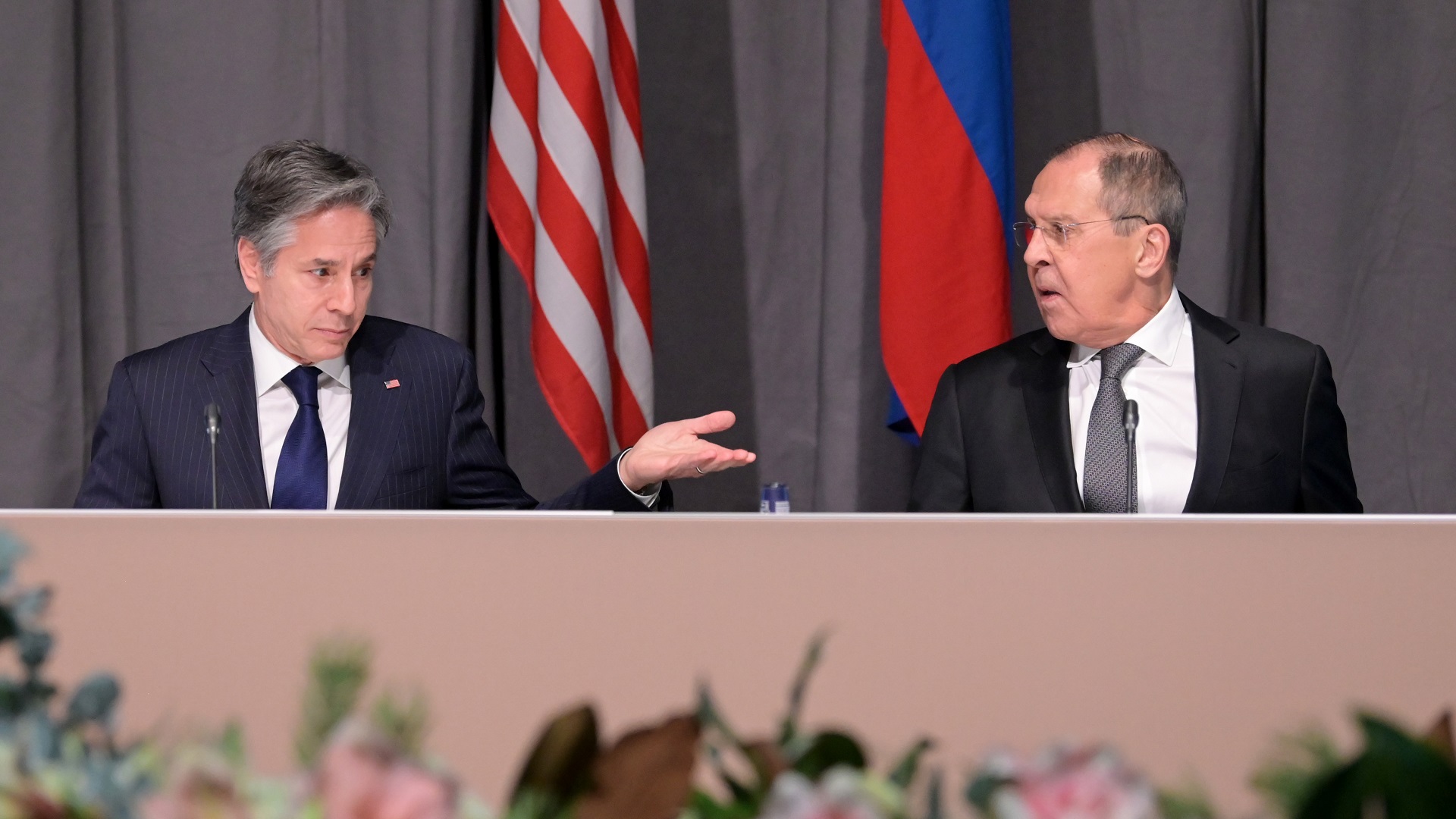 Image for the title: Lavrov to Blinken: Russia needs 'security guarantees' on borders 