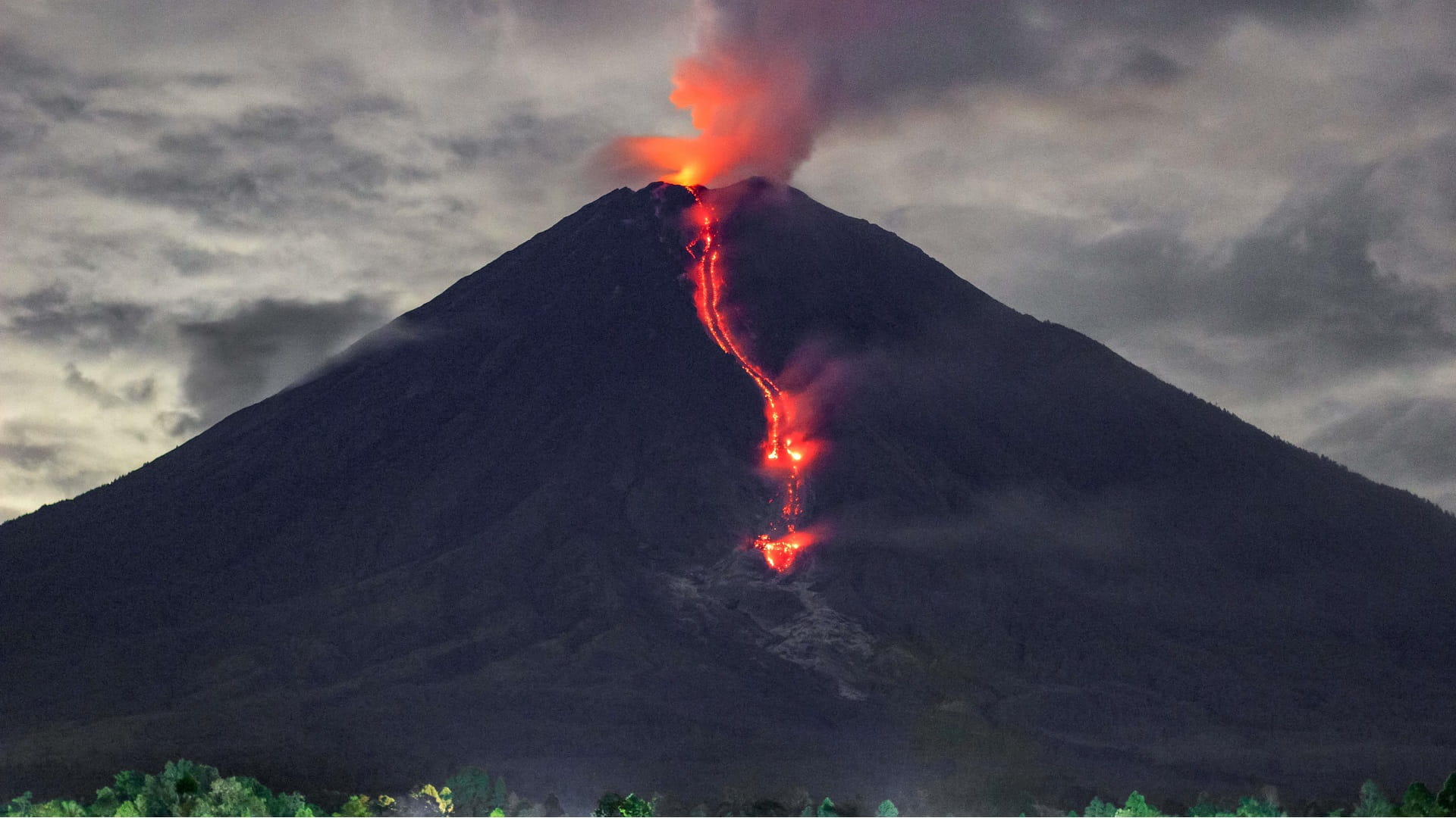 Image for the title: Thousands flee as Indonesia's Mount Semeru erupts 