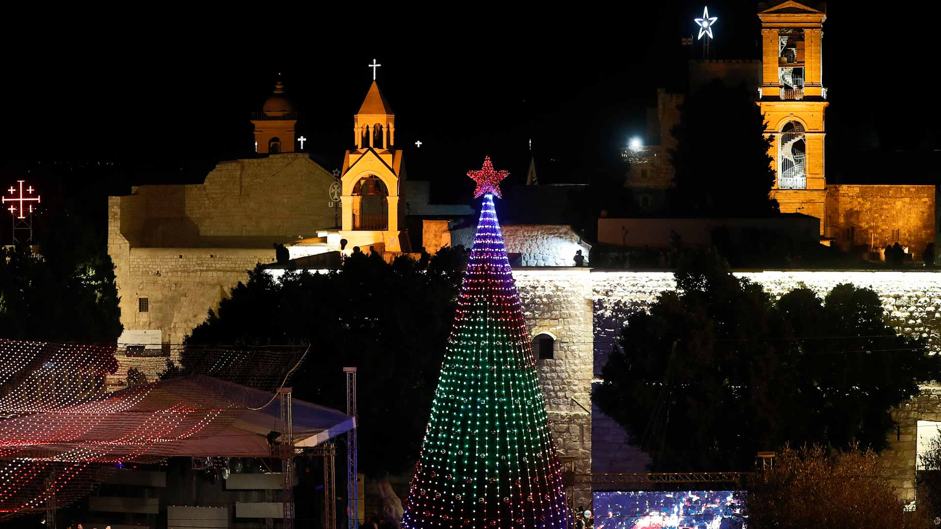 Image for the title: Hoping Omicron won't wreck Christmas, Bethlehem lights up tree 