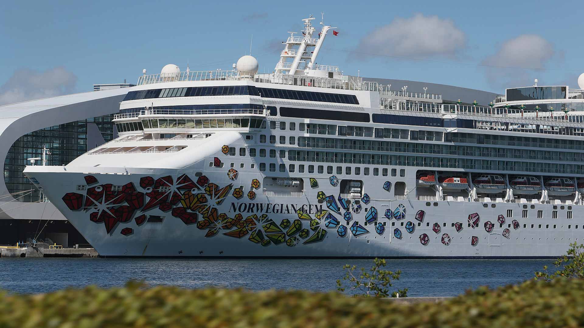 Image for the title: Norwegian Cruise ship detects one probable case of Omicron 