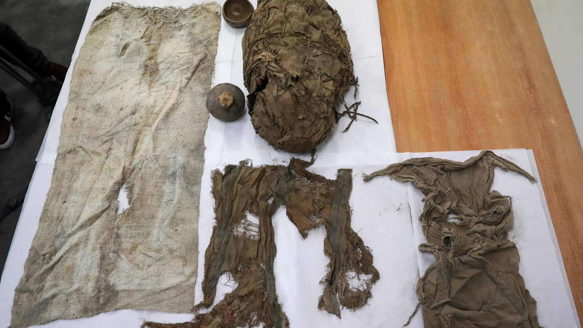 Image for the title: Ancient Peruvian mummy goes on show at Lima museum 