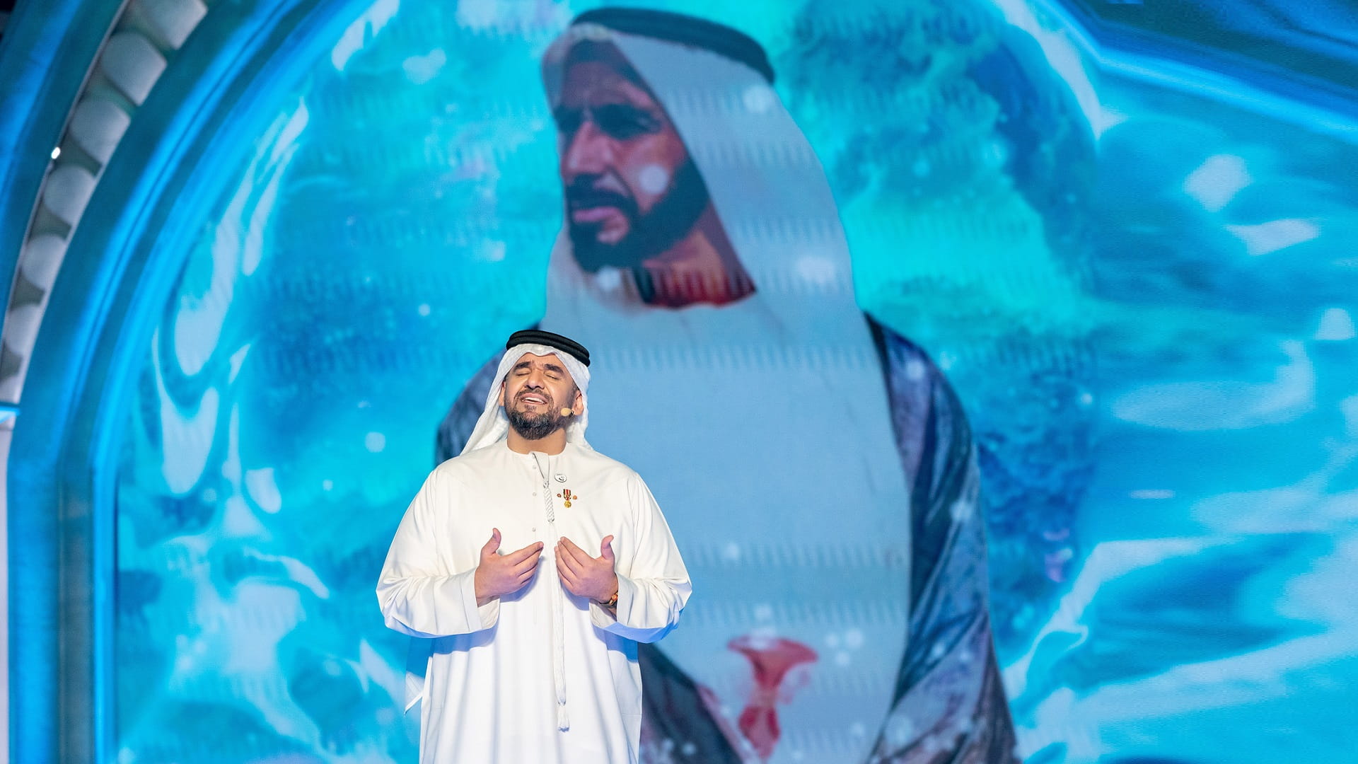 صورة بعنوان: الجسمي يهدي "شاعر المليون" رائعة زايد "ريت أنا في شاطي الراحة" 