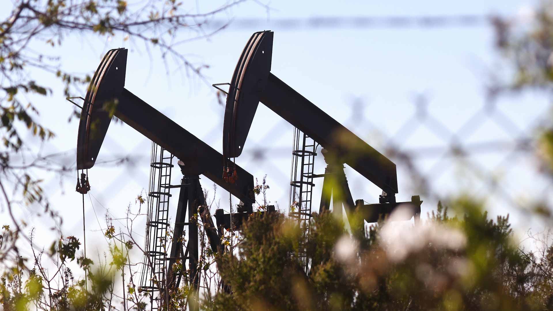 Image for the title: Oil prices settle higher, but market wary of Omicron 