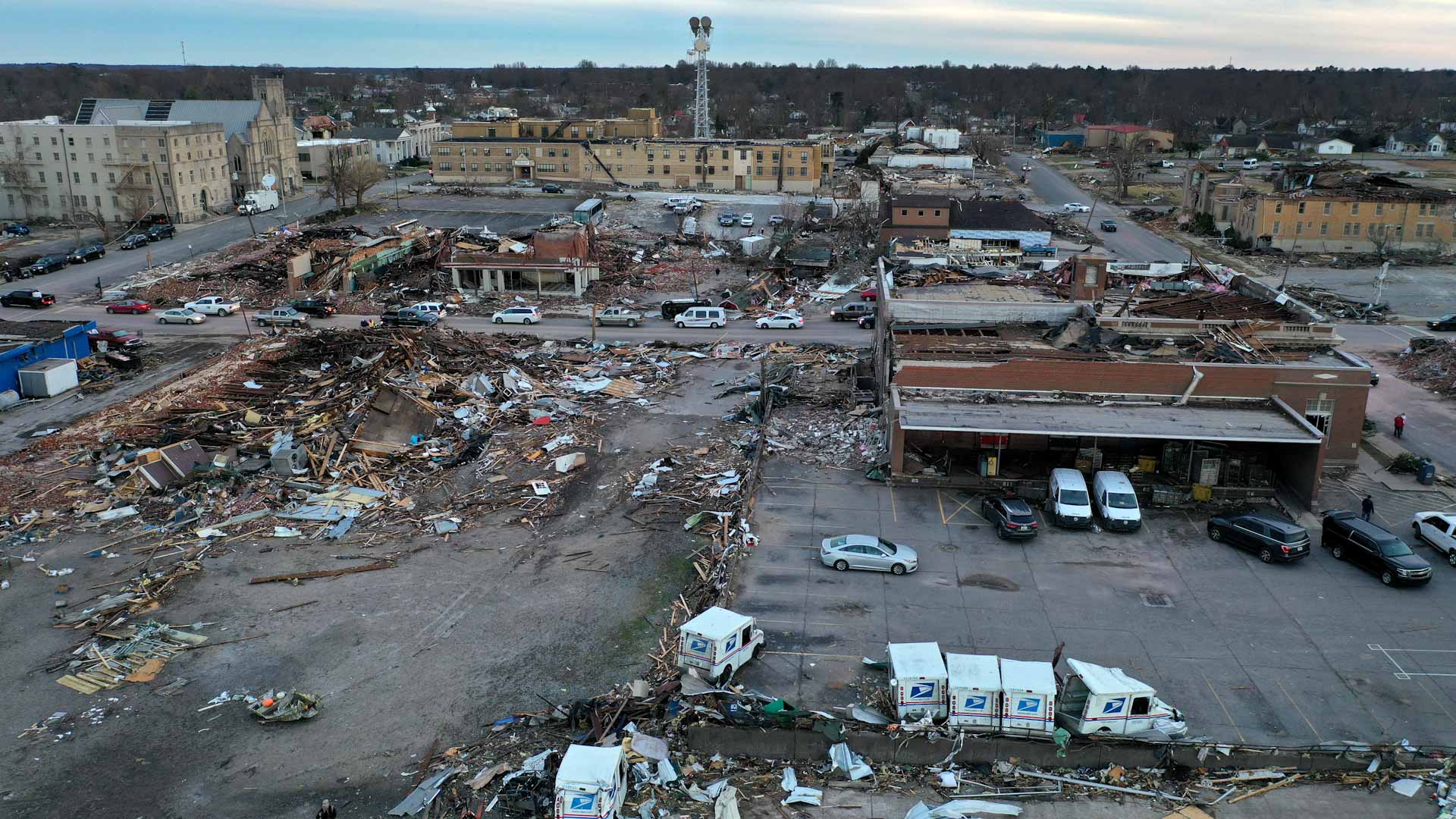 Image for the title: Powerful tornadoes kill more than 80 in five US states 