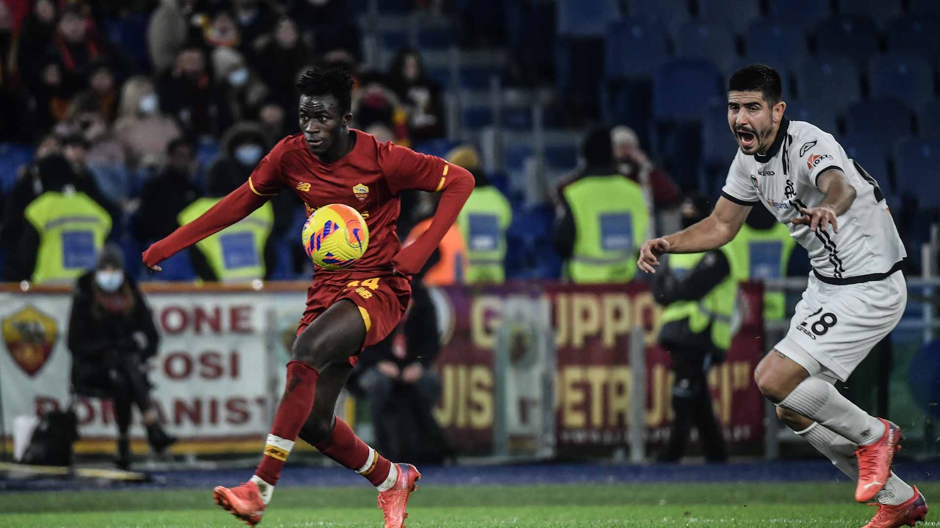 Image for the title: Roma climb above Juventus after win over Spezia 