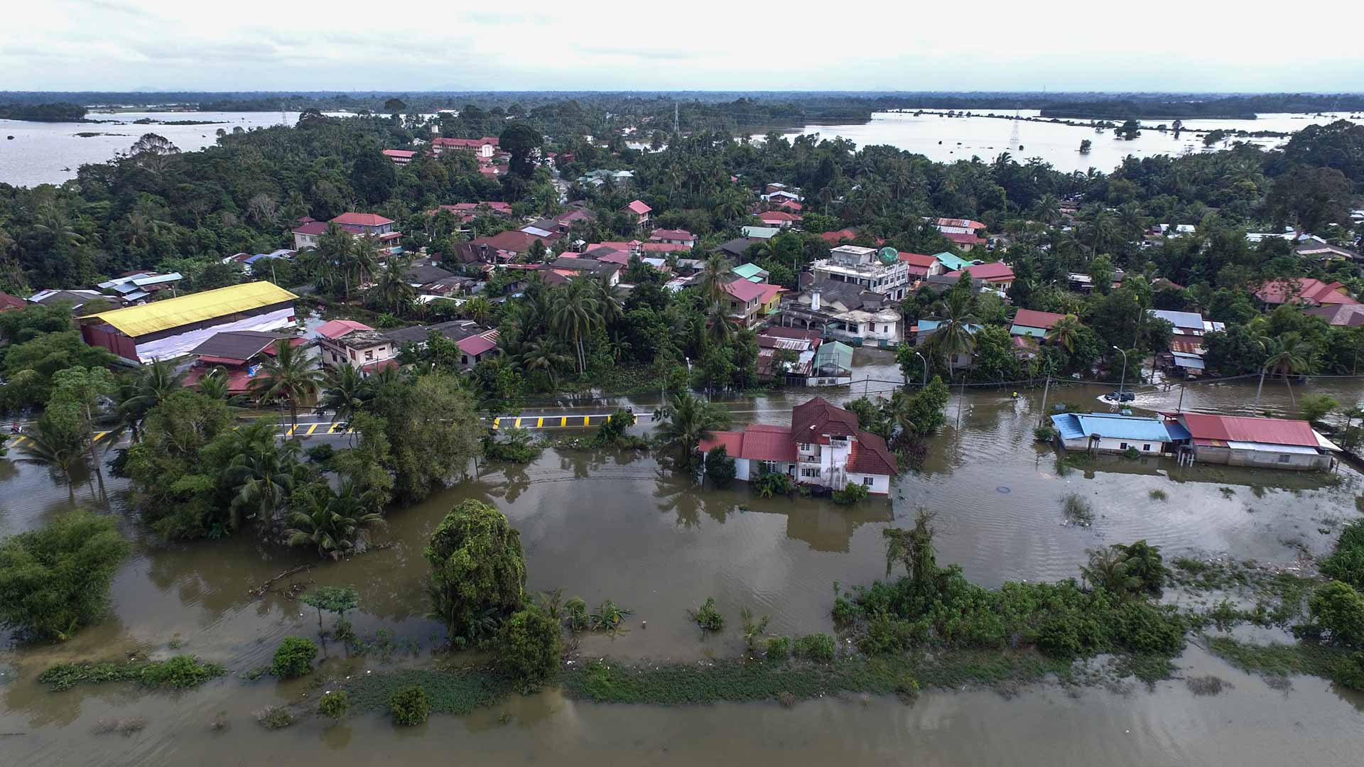 Image for the title: More than 21,000 people displaced by floods in Malaysia 