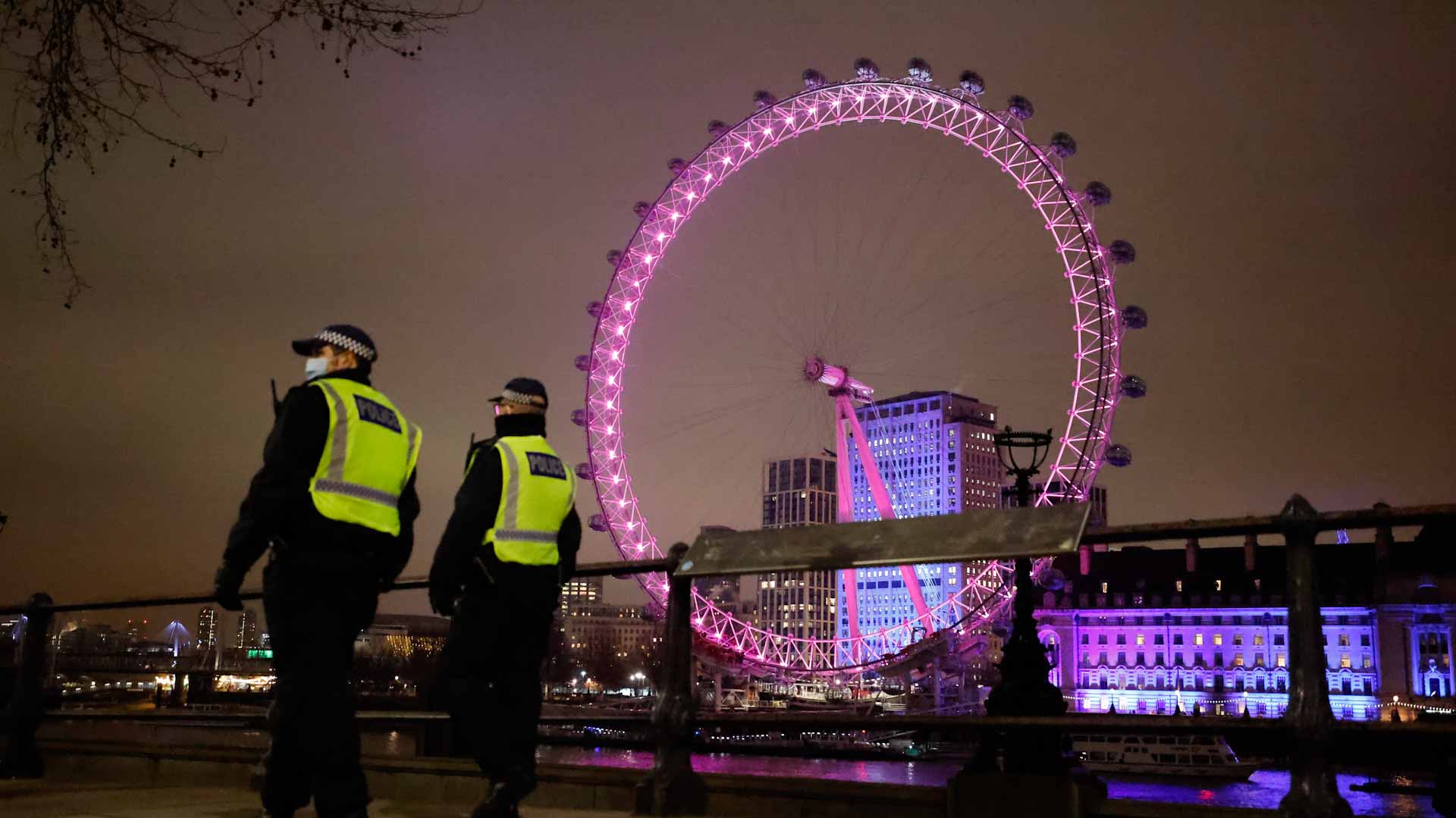 Image for the title: London cancels New Year event over virus surge 