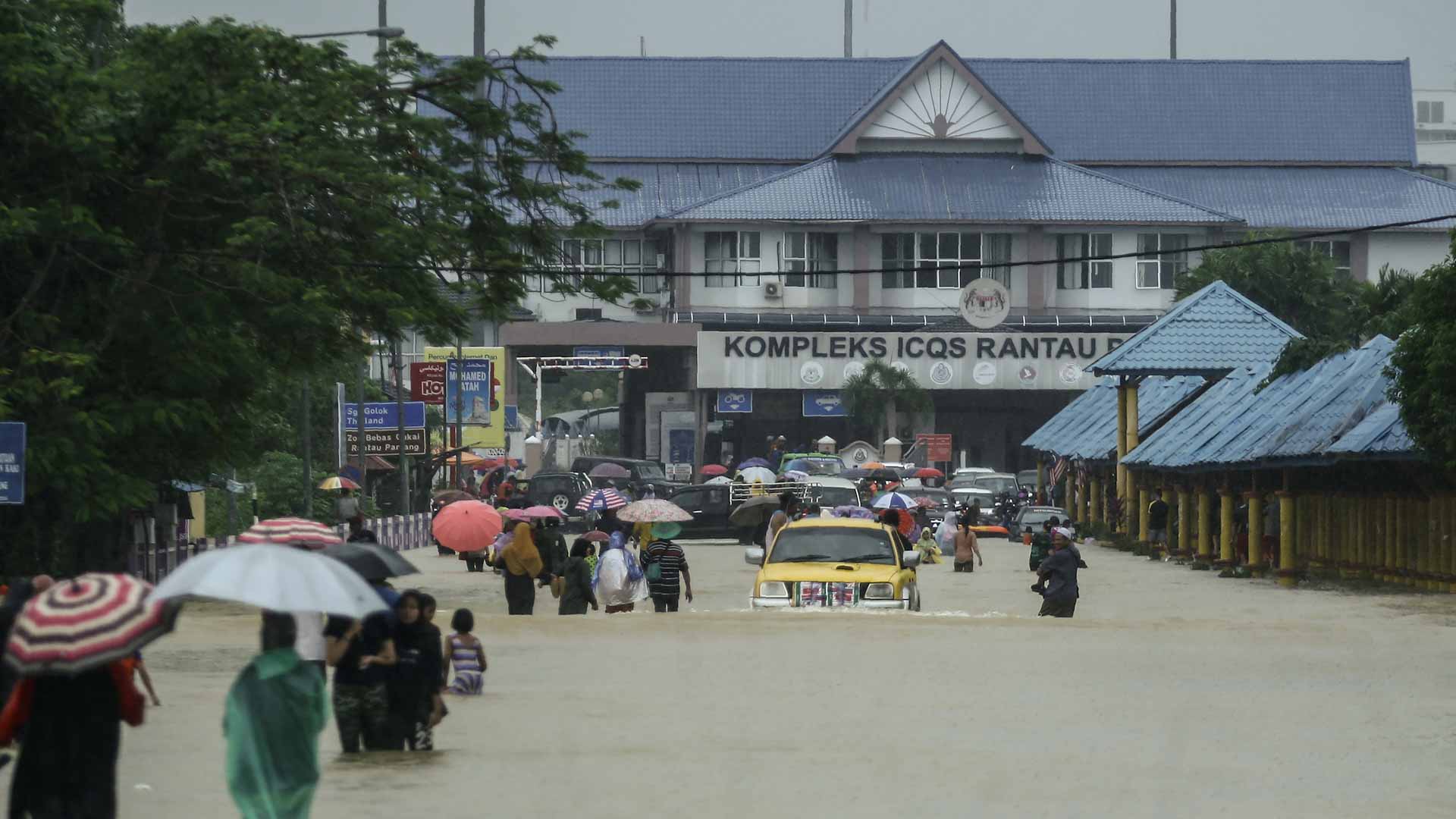 Image for the title: 14 dead, 70,000 displaced in Malaysian floods 