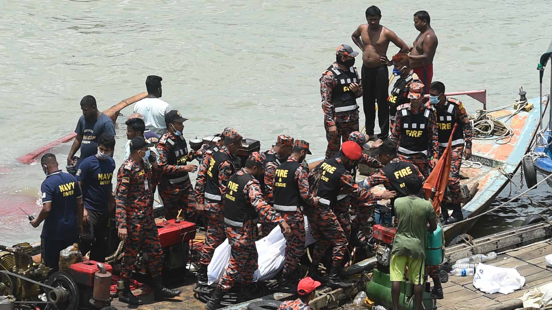 Image for the title: At least 32 dead in Bangladesh ferry fire 